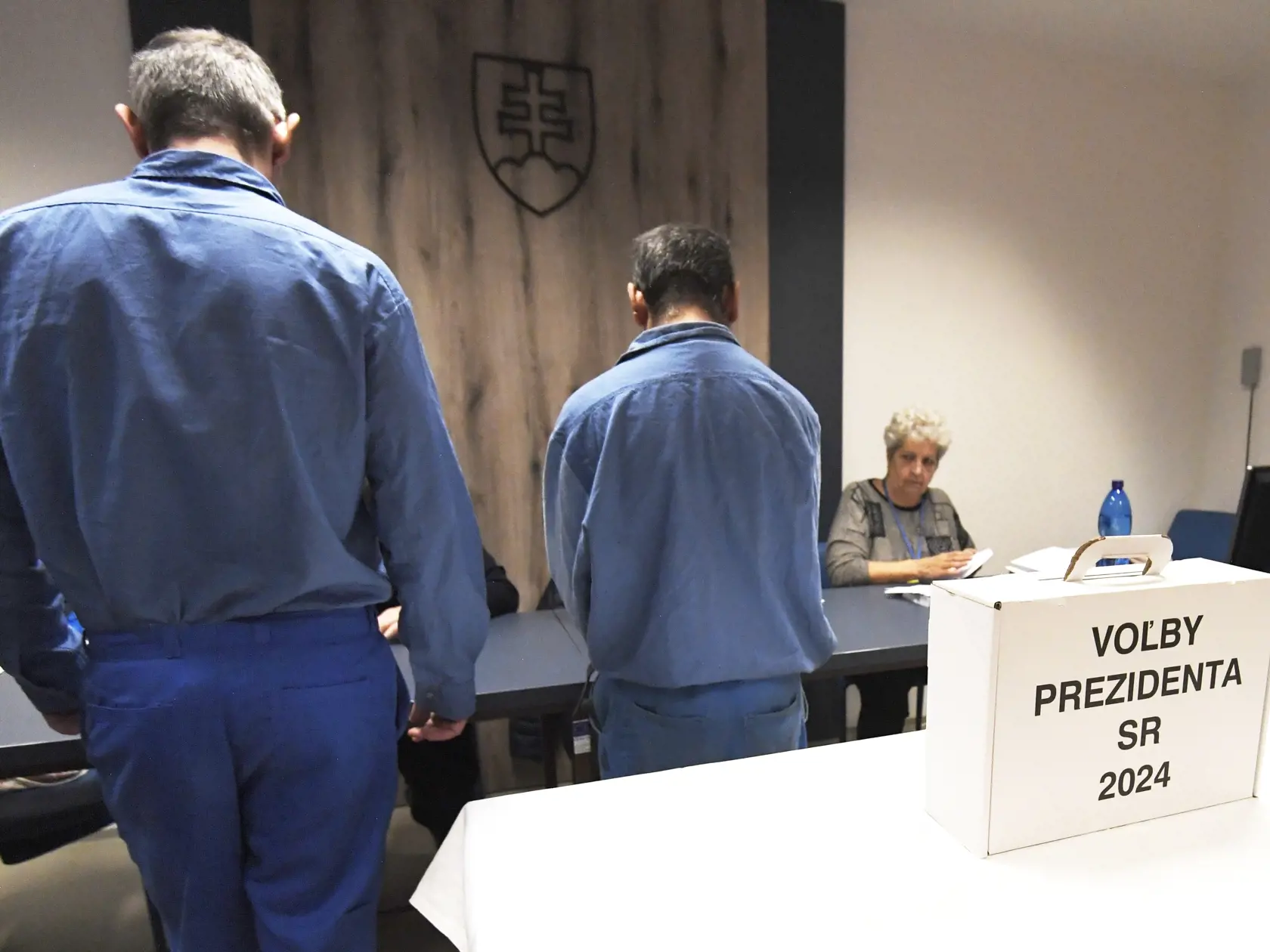 Na Slovensku sa v sobotu začalo v poradí šieste druhé kolo priamej voľby prezidenta Slovenskej republiky. Postúpili do neho Ivan Korčok a Peter Pellegrini, ktorým môžu občania dať svoj hlas vo volebných miestnostiach do 22 h. Na snímke voľby v Ústave na výkon väzby a ústave na výkon trestu odňatia slobody v Košiciach 6. apríla 2024. FOTO TASR – František Iván