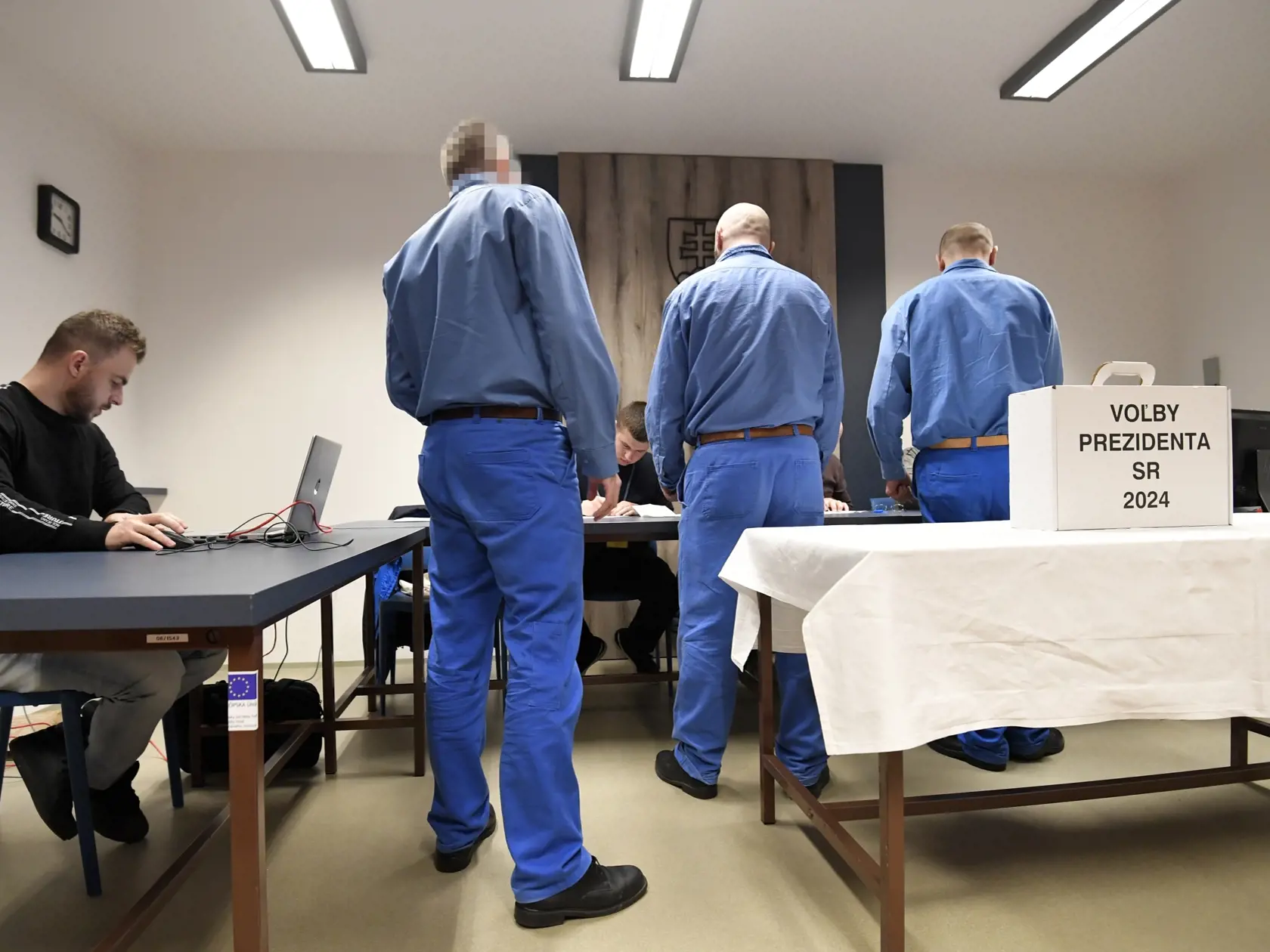 Na Slovensku sa v sobotu začalo v poradí šieste druhé kolo priamej voľby prezidenta Slovenskej republiky. Postúpili do neho Ivan Korčok a Peter Pellegrini, ktorým môžu občania dať svoj hlas vo volebných miestnostiach do 22 h. Na snímke voľby v Ústave na výkon väzby a ústave na výkon trestu odňatia slobody v Košiciach 6. apríla 2024. FOTO TASR – František Iván