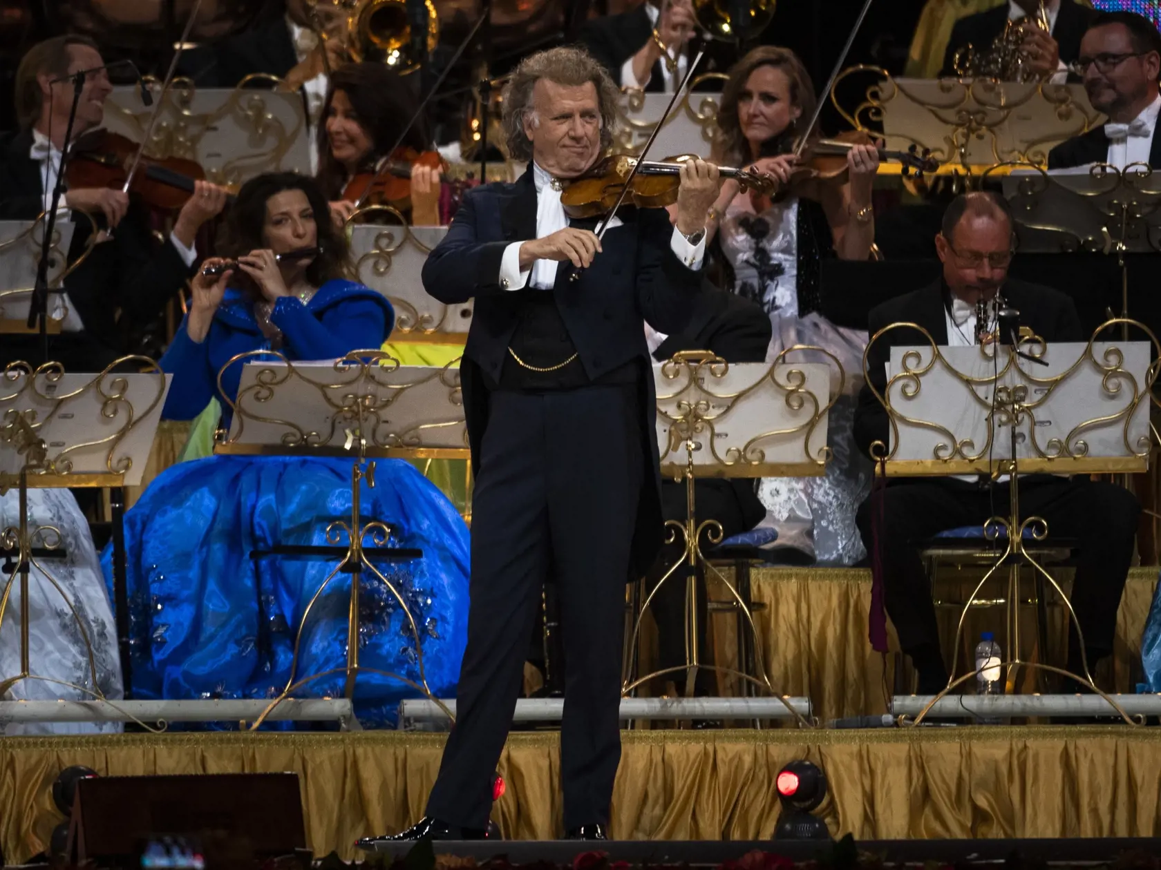 Na snímke holandský huslista a skladateľ André Rieu vystupuje spolu so svojím 60-členným súkromným orchestrom Johann Strauss Orchestra počas koncertu na Zimnom štadióne Ondreja Nepelu 31. mája 2022 v Bratislave. FOTO TASR - Jaroslav Novák