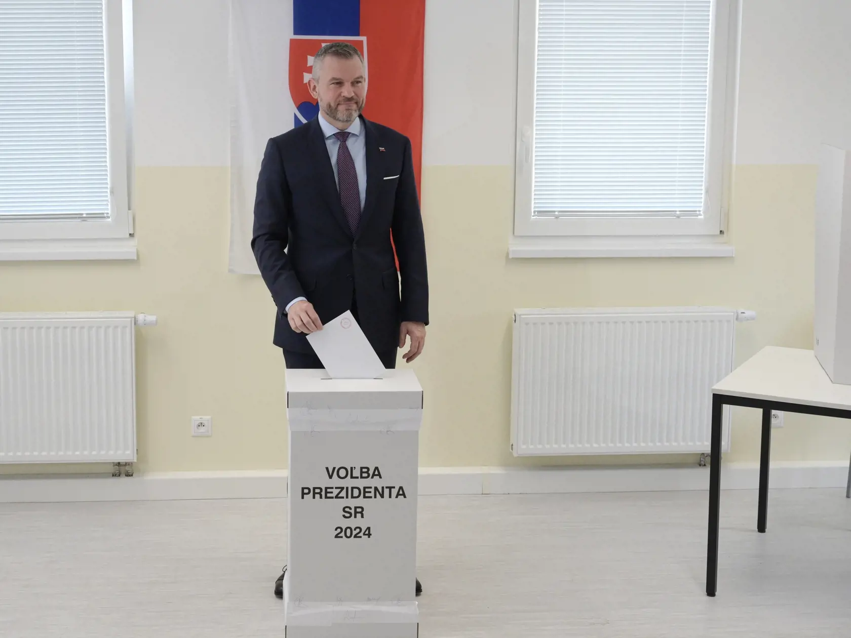 Na Slovensku sa v sobotu začalo v poradí šieste druhé kolo priamej voľby prezidenta Slovenskej republiky. Postúpili do neho Ivan Korčok a Peter Pellegrini, ktorým môžu občania dať svoj hlas vo volebných miestnostiach do 22 h. Na snímke kandidát na prezidenta SR Peter Pellegrini vhadzuje obálku s hlasovacím lístkom do volebnej schránky v druhom kole prezidentských volieb 6. apríla 2024 v miestnej škole v obci Rovinka. FOTO TASR - Pavel Neubauer
