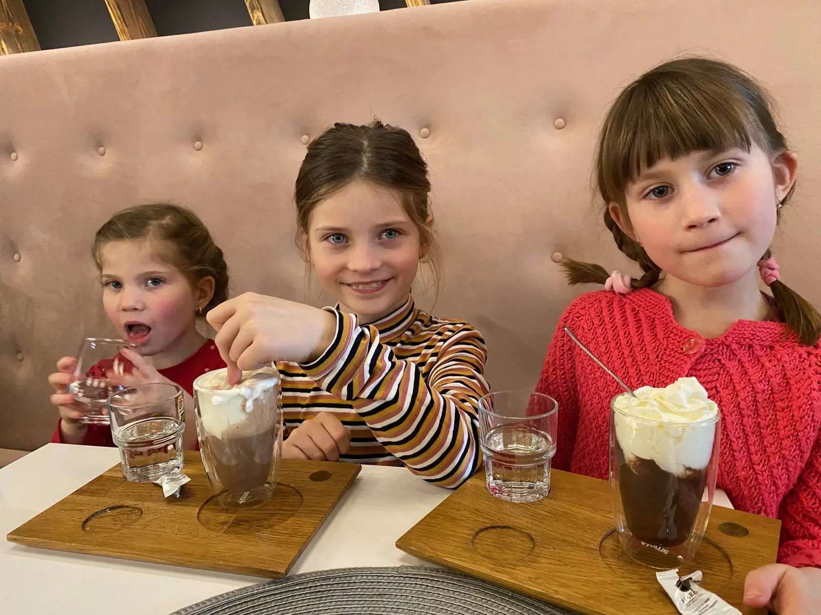 Dorotka (8), Marianna (6) a Terezka (4) Lazoríkové z Veľkého Šariša si pochutnávali na zmrzline.