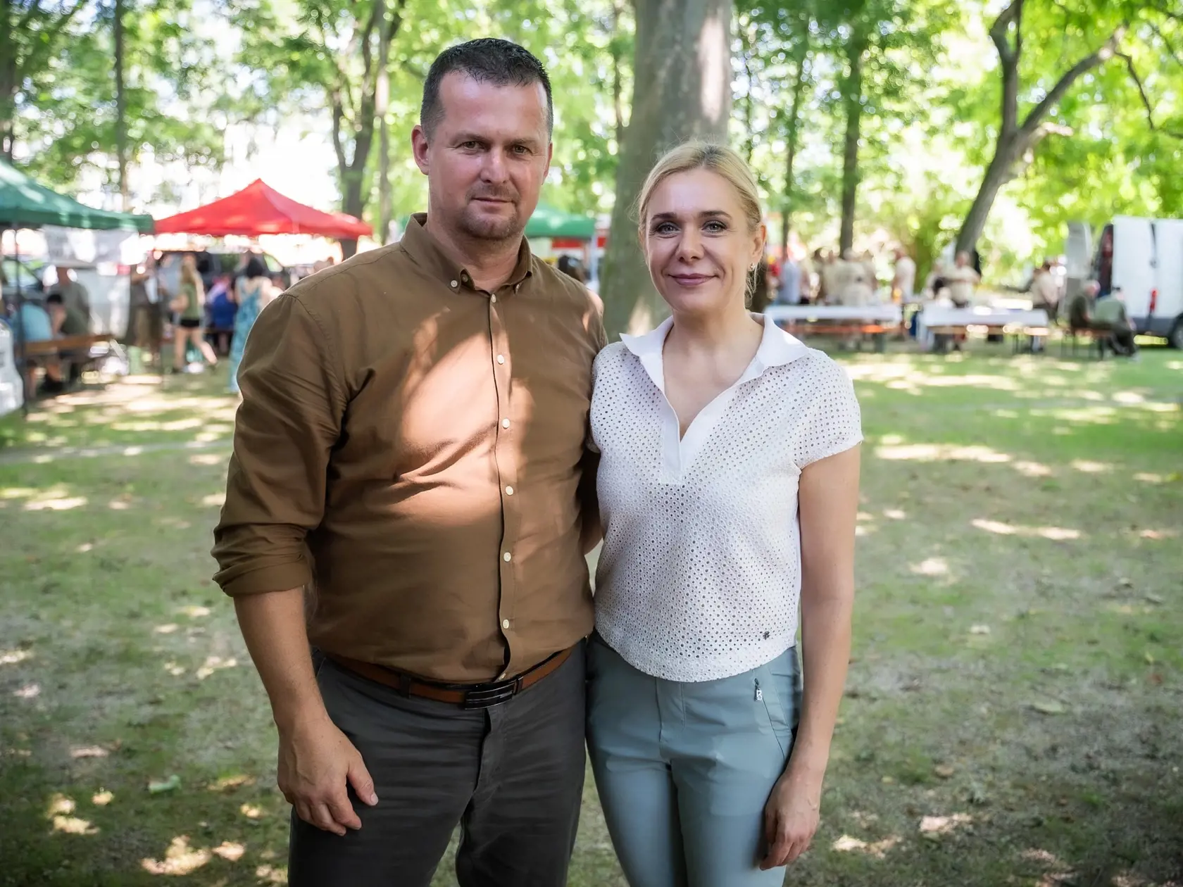 Najnovšie zábery Denisy Sakovej, na ktorých doslova žiari v spoločnosti mužov.