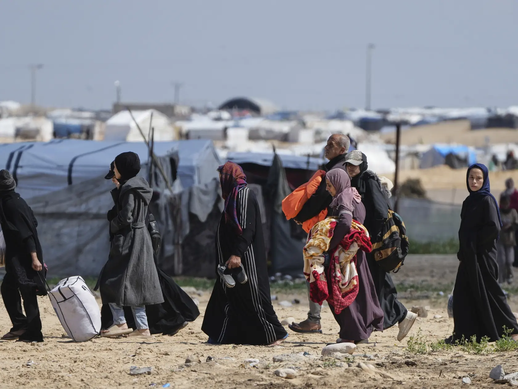 Vysídlení Palestínčania, ktorí museli opustiť mesto Rafah na juhu Pásma Gazy, prichádzajú do mesta Chán Júnis v nedeľu 23. marca 2025.