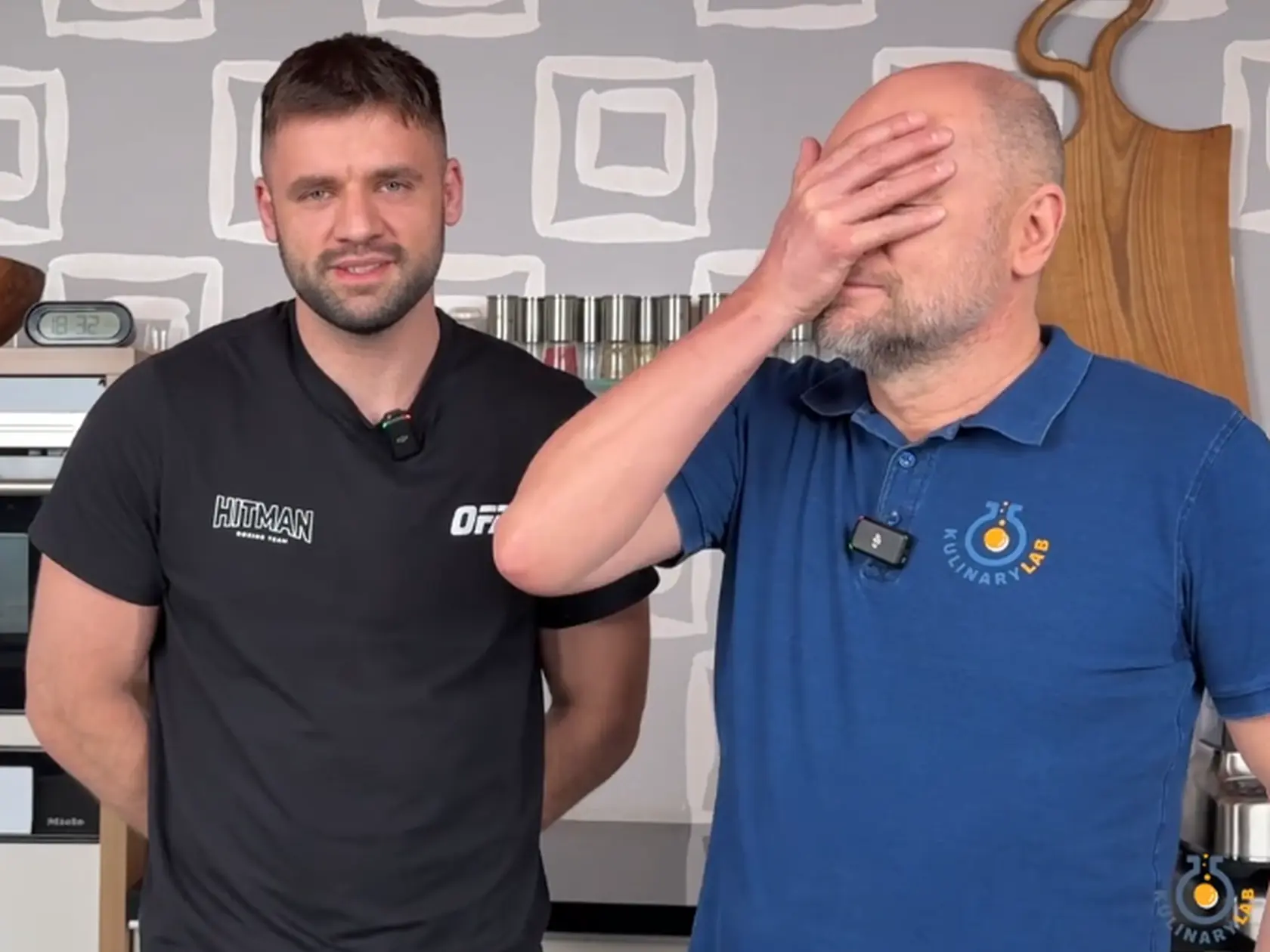 AKO SCHLADIL SULÍK VLASTNÉHO SYNA?  "Keď toto vieš, tak na čo hovoríš slová, ako "k". Akože ko*ot mám na mysli. Na čo to rozprávaš Fiťo? To som ti toľkokrát povedal. Veď nebuď vulgárny, tvoje slová budú mať oveľa väčšiu váhu. A tvoja reakcia bola: "Oco, keď je človek vulgárny, to je znak inteligencie."," rozhorčil sa Sulík starší nad synom. 
