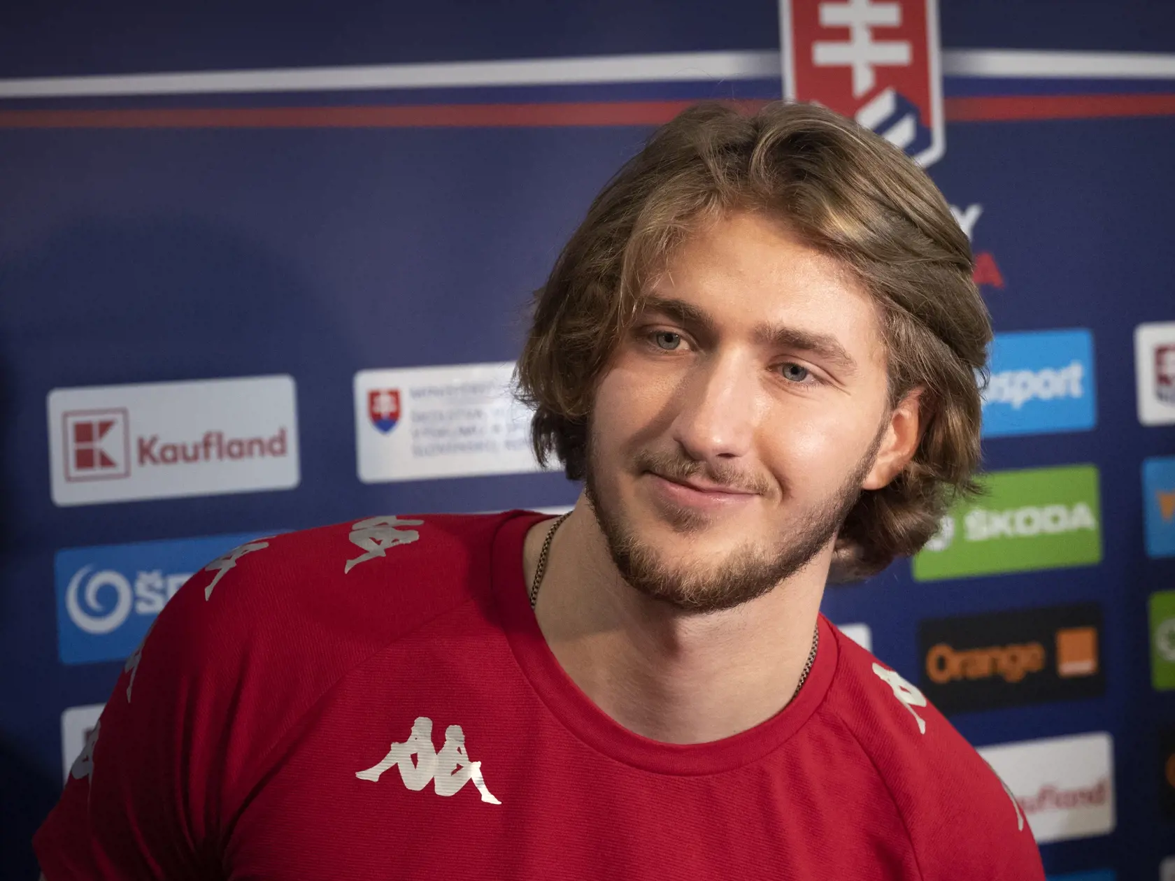 Na snímke útočník slovenskej hokejovej reprezentácie Pavol Regenda odpovedá na otázky novinárov počas brífingu na reprezentačnom zraze pred majstrovstvami sveta vo Fínsku v Bratislave v utorok 26. apríla 2022. Slováci odohrajú v piatok o 19.00 h a v sobotu o 17.00 h v Drážďanoch dvojzápas s Nemeckom. Svetový šampionát sa bude konať od 13. do 29. mája. FOTO TASR - Pavel Neubauer