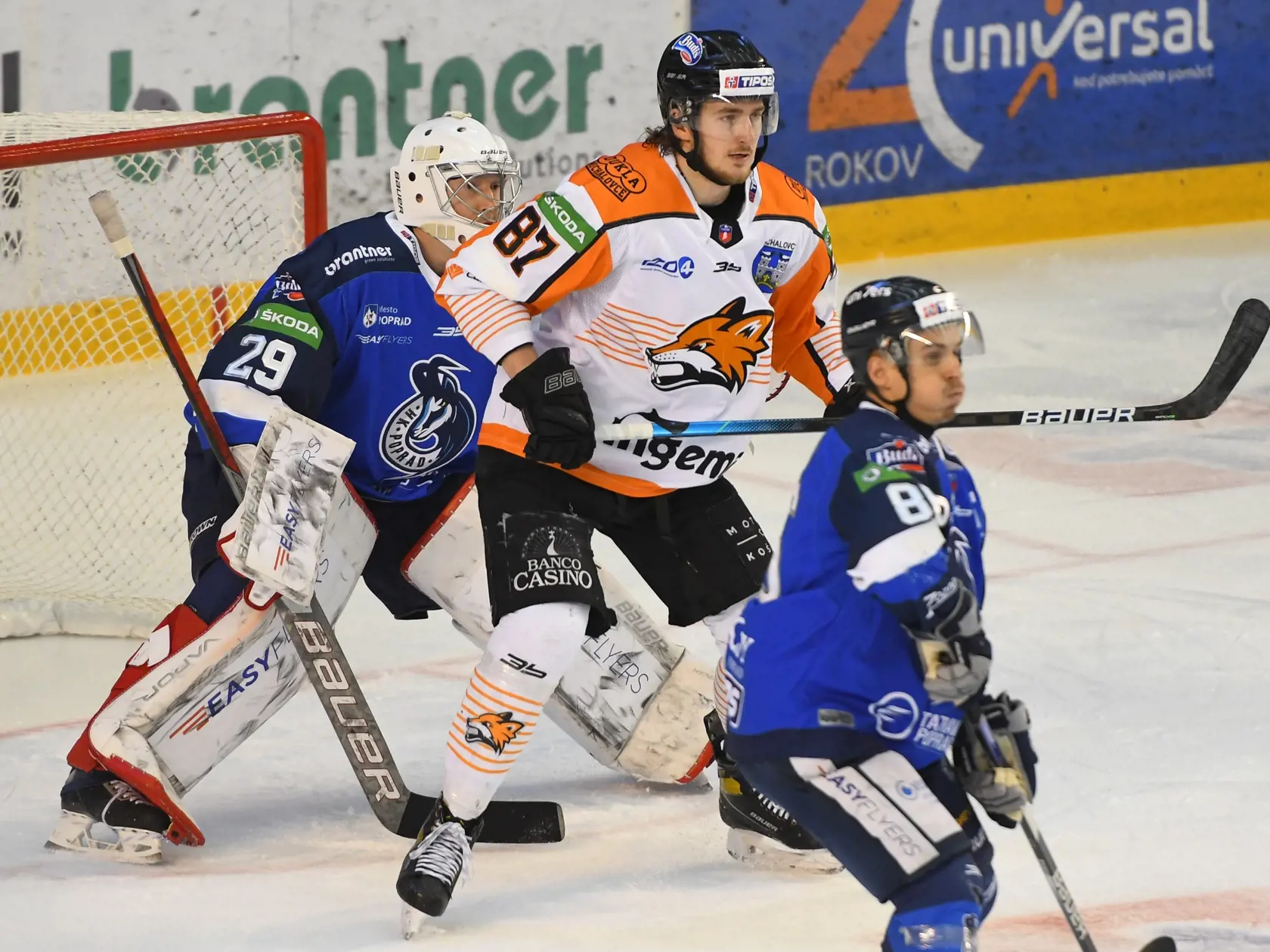 Na snímke uprostred Pavol Regenda (HK Dukla Ingema Michalovce), vľavo brankár Anton Todykov a vpravo Daniel Brejčák (obaja HK Poprad) v dohrávke 33. kola Tipos extraligy HK Poprad - HK Dukla Ingema Michalovce v Poprade v nedeľu 6. marca 2022. FOTO TASR - Milan Kapusta