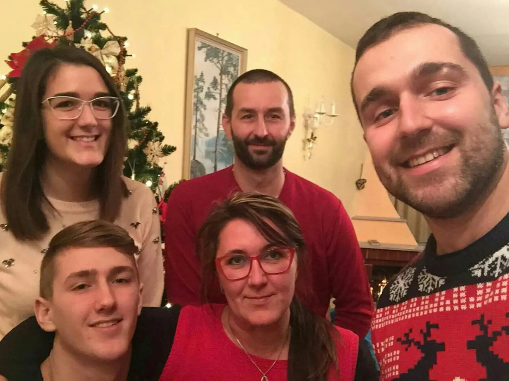 Rodina Gegendovcov pokope. Zľava hore Dcéra Andrea, otec Martin, najstarší syn Radoslav. Dole mama Dana a Pavol. Archívne foto 2016..