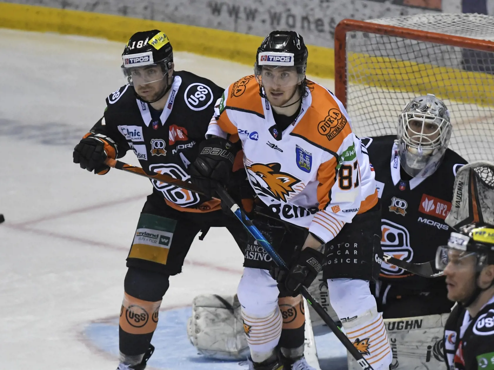 Na snímke Radek Deyl (HC Košice), uprostred Pavol Regenda (HK Dukla Ingema Michalovce) vo 4. zápase štvrťfinále play off hokejovej Tipos extraligy HC Košice - HK Dukla Ingema Michalovce v Košiciach 28. marca 2022. FOTO TASR – František Iván