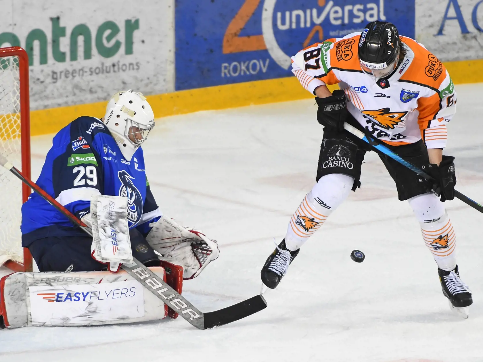 Na snímke sprava Pavol Regenda (HK Dukla Ingema Michalovce) a brankár Anton Todykov (HK Poprad) v dohrávke 33. kola Tipos extraligy HK Poprad - HK Dukla Ingema Michalovce v Poprade v nedeľu 6. marca 2022. FOTO TASR - Milan Kapusta