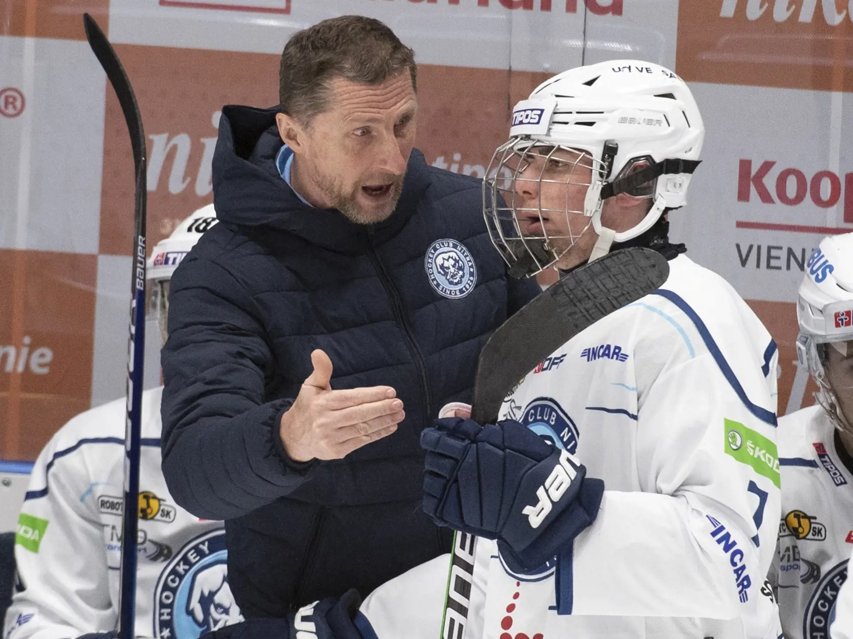Na snímke vľavo tréner Antonín Stavjaňa a Šimon Nemec (obaja Nitra) v prvom finálovom stretnutí Kaufland play off Tipos extraligy HC Slovan Bratislava - HK Nitra 22. apríla 2022 v Bratislave. FOTO TASR - Pavel Neubauer


