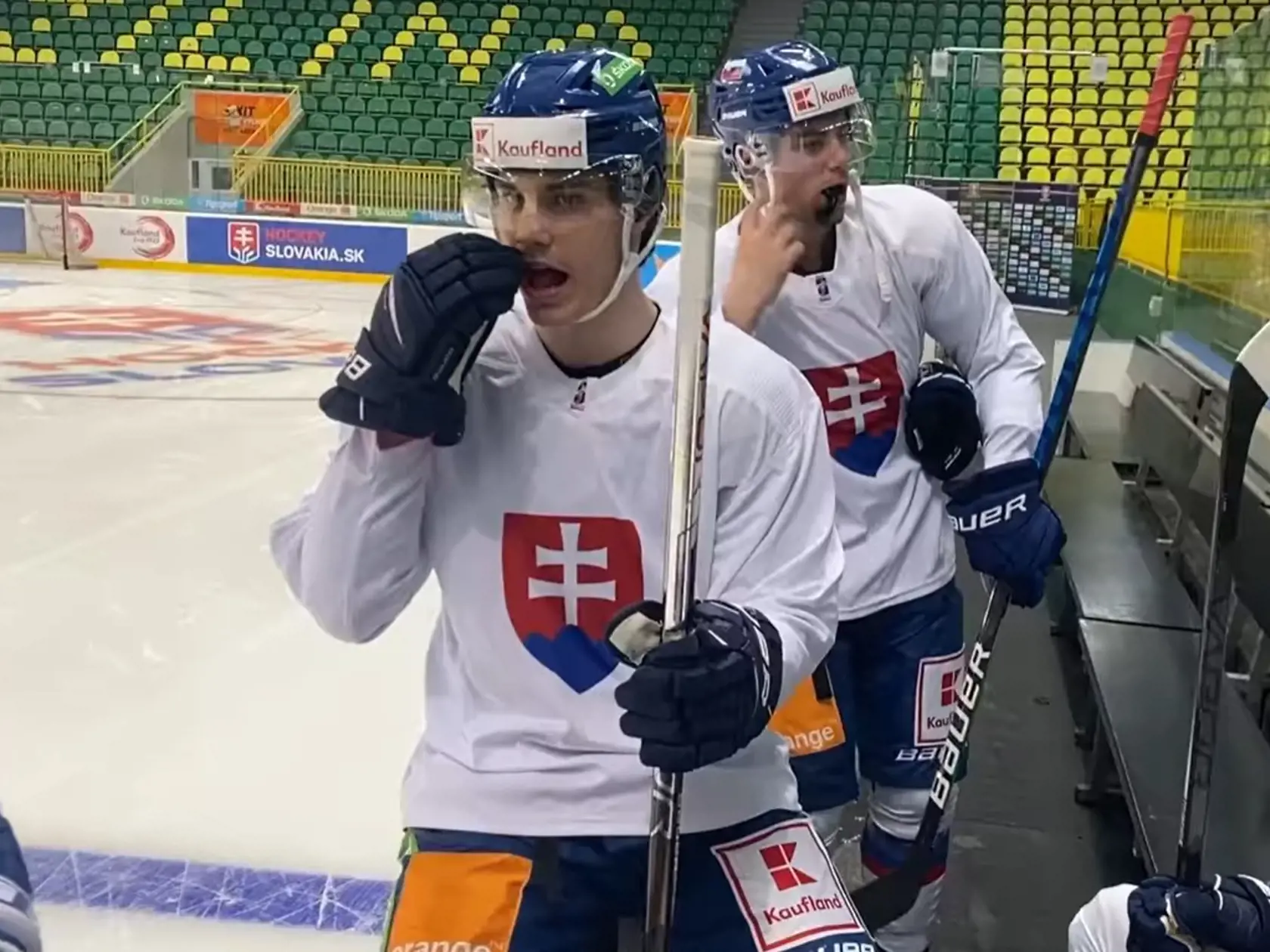 Juraj Slafkovský sa prvýkrát slovenským fanúšikom predstavil bez tradičného košíka na prilbe. Keďže už má 18 rokov, môže používať plexisklo.