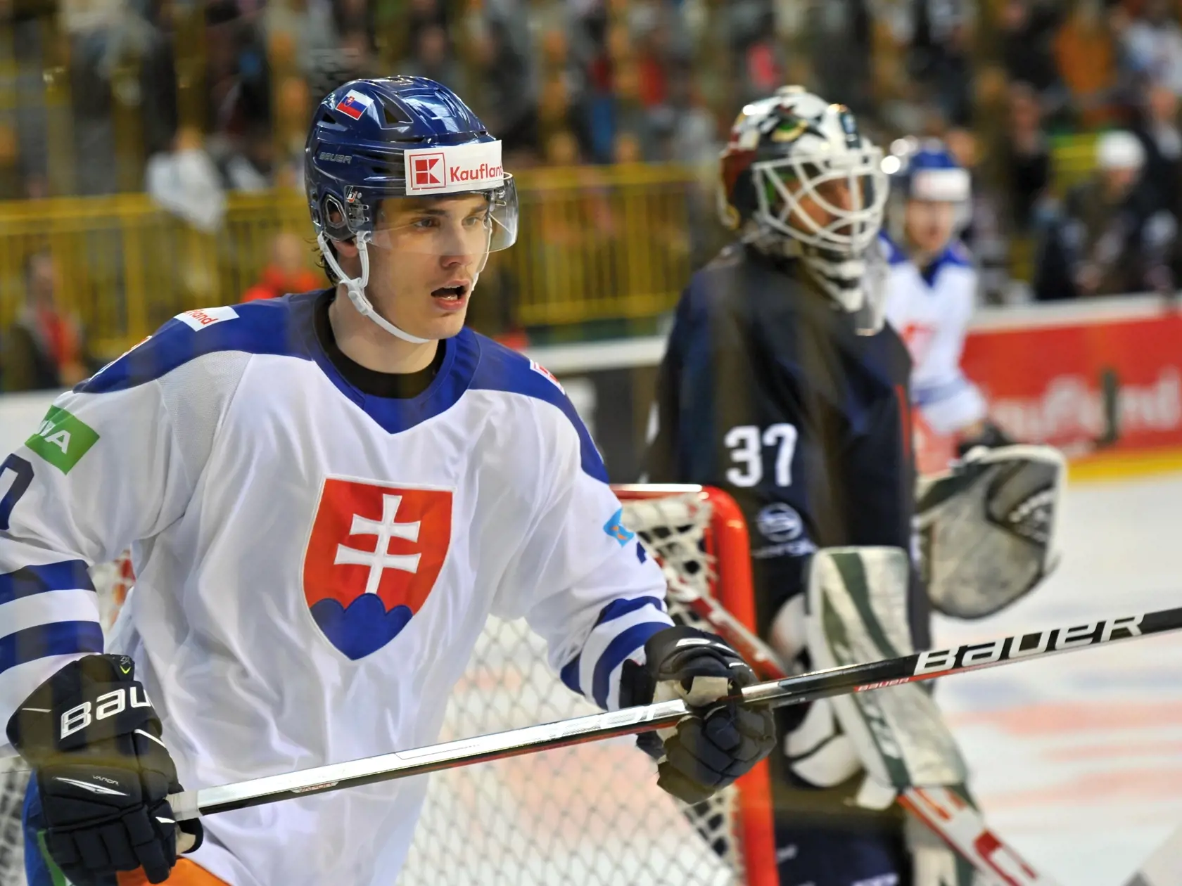 Juraj Slafkovský sa prvýkrát slovenským priaznivcom predstavil bez košíka v prípravnom zápase s Francúzskom.