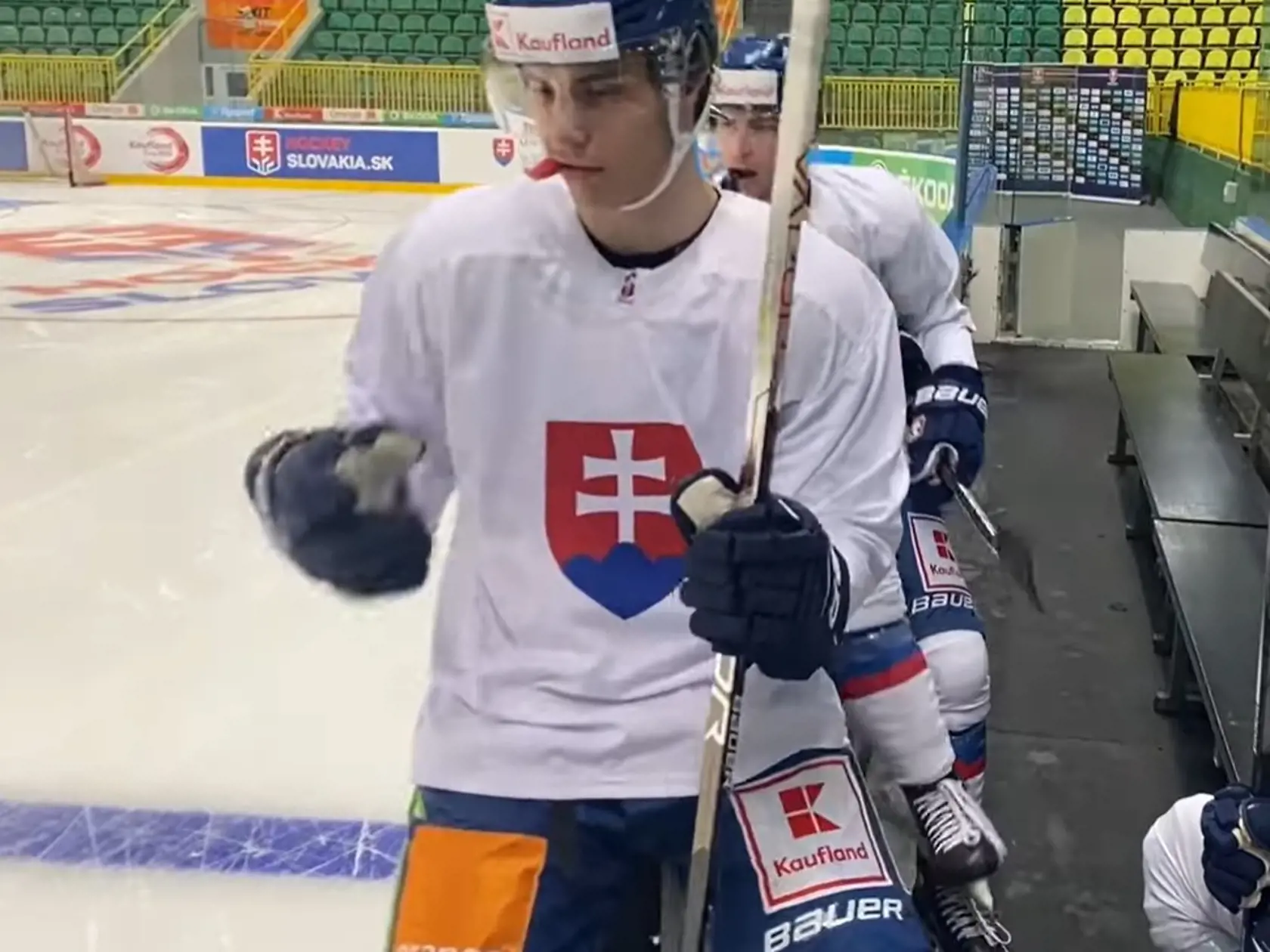 Juraj Slafkovský sa prvýkrát slovenským fanúšikom predstavil bez tradičného košíka na prilbe. Keďže už má 18 rokov, môže používať plexisklo.