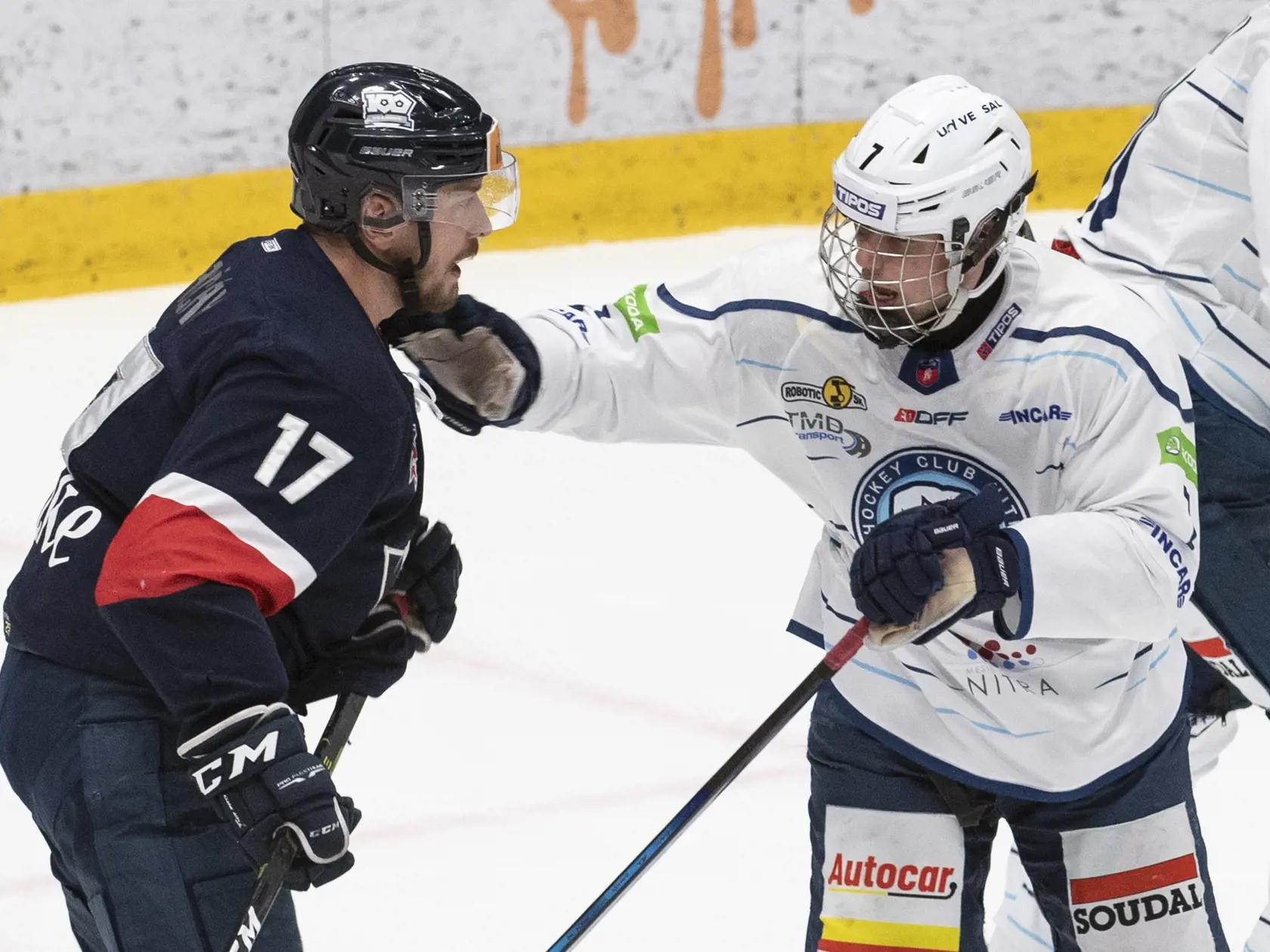 Na snímke vľavo Marcel Haščák (Slovan) a vpravo Šimon Nemec (Nitra) v druhom finálovom stretnutí Kaufland play off Tipos extraligy HC Slovan Bratislava - HK Nitra 23. apríla 2022 v Bratislave. FOTO TASR - Pavel Neubauer


