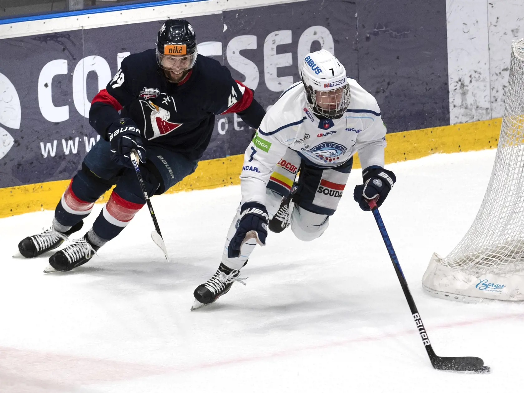 Na snímke vpravo Šimon Nemec (Nitra) a vľavo Samuel Takáč (Slovan) v prvom finálovom stretnutí Kaufland play off Tipos extraligy HC Slovan Bratislava - HK Nitra 22. apríla 2022 v Bratislave.
FOTO TASR - Pavel Neubauer


