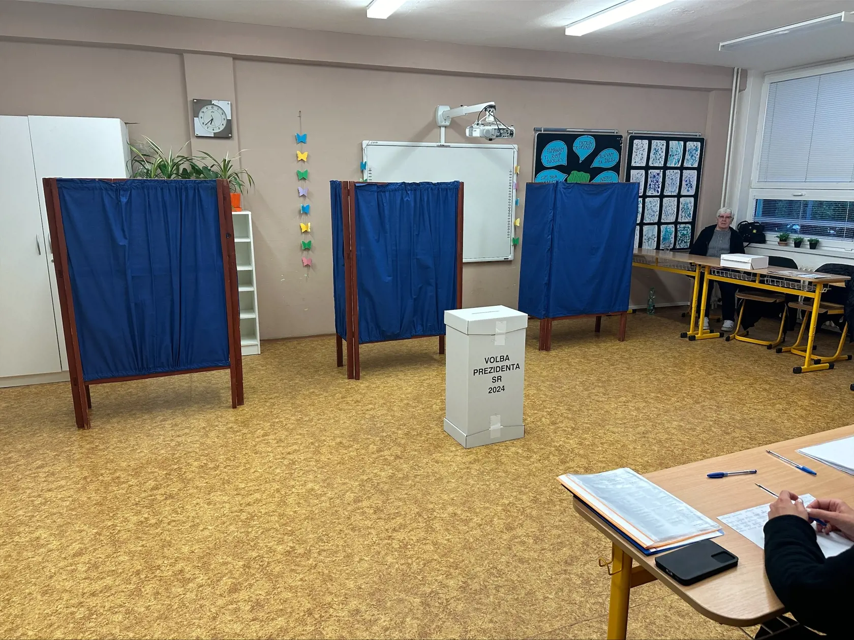 Niektorí odvolili a šli sa pozrieť na florbal.