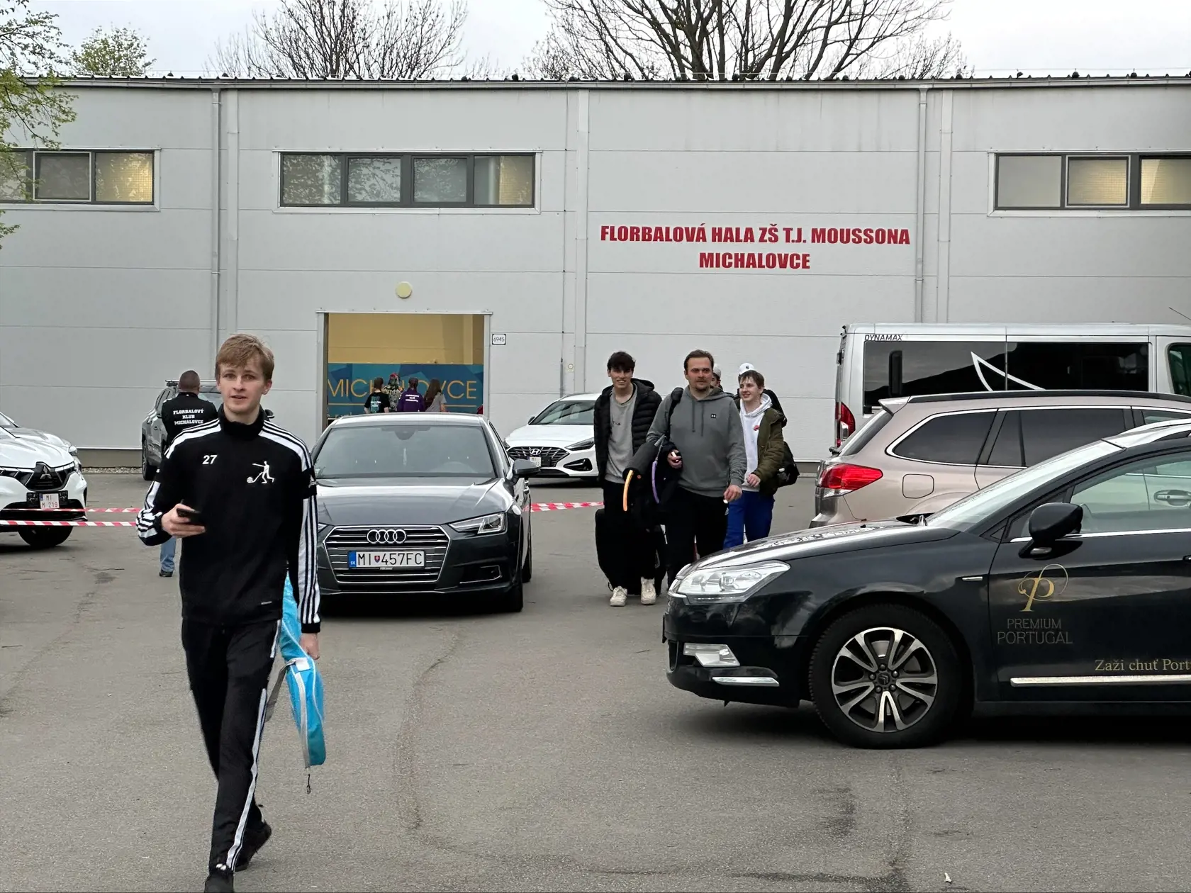Výsledky volieb ešte nepoznáme, ale slovenskí florbalisti na postupovom turnaji v Michalovciach uspeli.