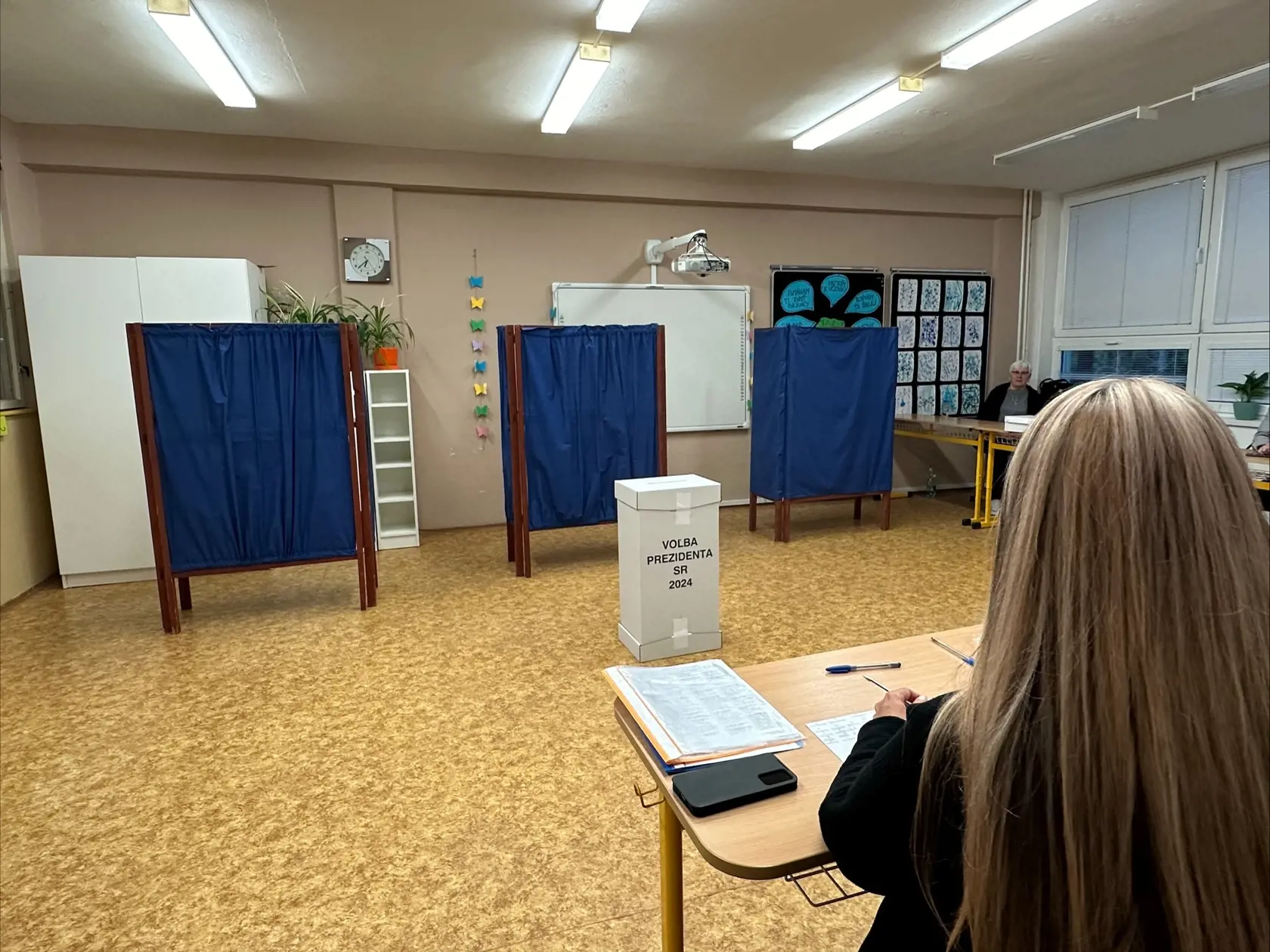 Volebná miestnosť v michalovskej škole - a v tej istej budove sa hral florbalový turnaj.