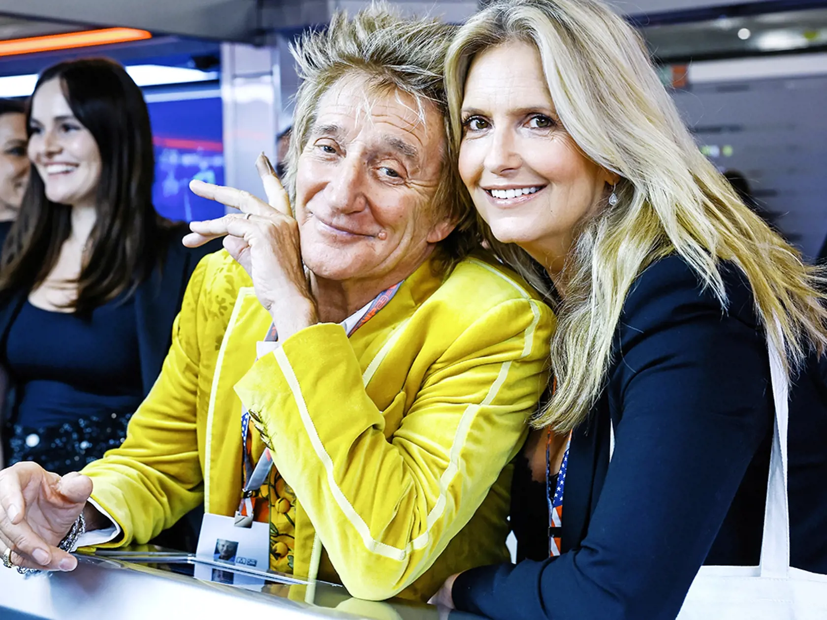 Rod Stewart and Penny Lancaster precestovali svet tak, že sa ubytovali v cudzích domoch.