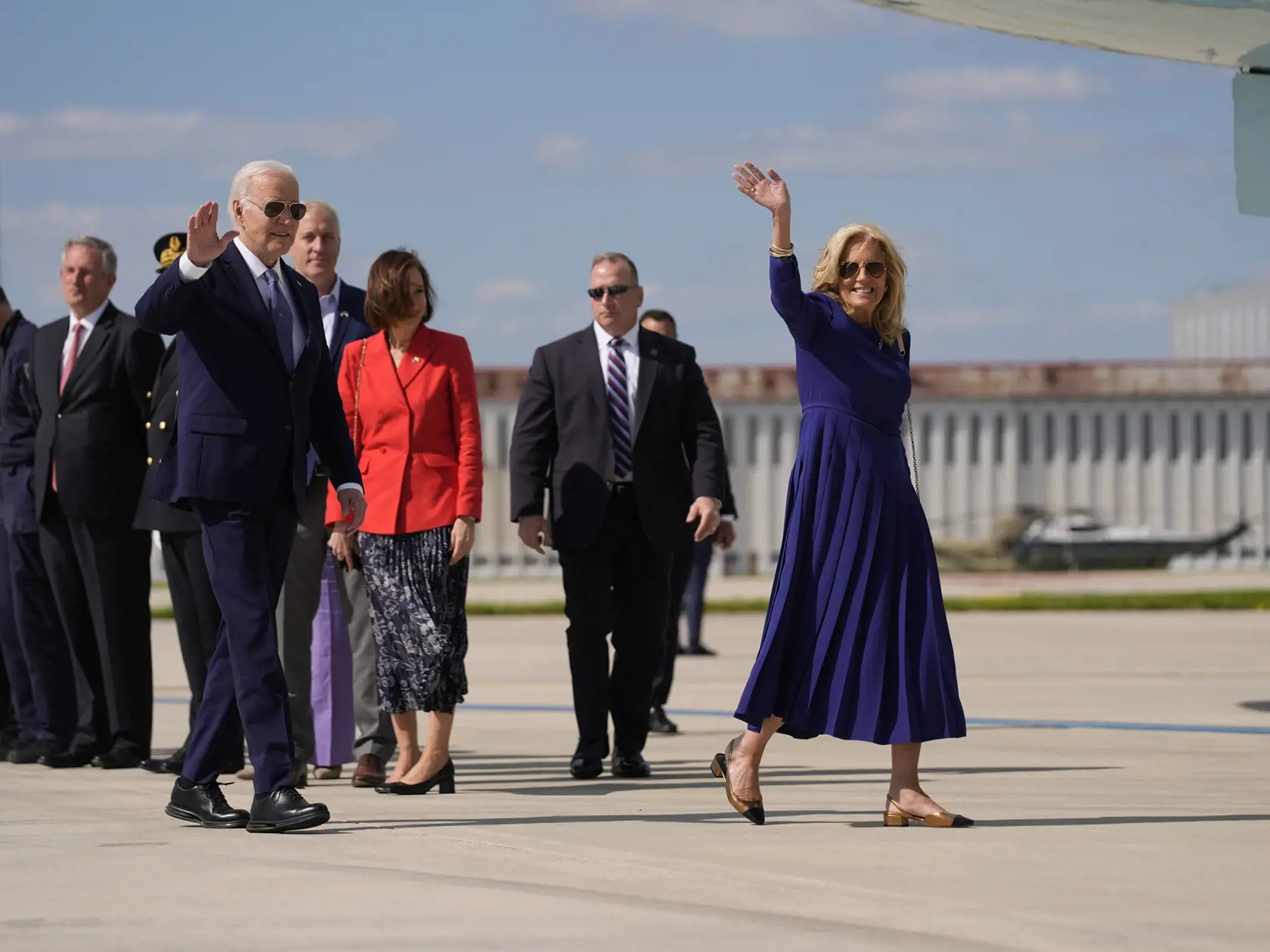KK85 Orly - Americký prezident Joe Biden a jeho manželka Jill Bidenová mávajú na letisku Orly južne od Paríža po kladení venca na cintoríne amerických vojakov Aisne-Marne vo francúzskom Belleau 9. júna 2024. Americký prezident Joe Biden v nedeľu oznámil, že sa s francúzskym prezidentom Emmanuelom Macronom dohodol na využití ziskov zo zmrazených ruských aktív na pomoc Ukrajine. FOTO TASR/AP
U.S. President Joe Biden and First Lady Jill Biden arrive back at Orly airport, south of Paris, Sunday, Jun