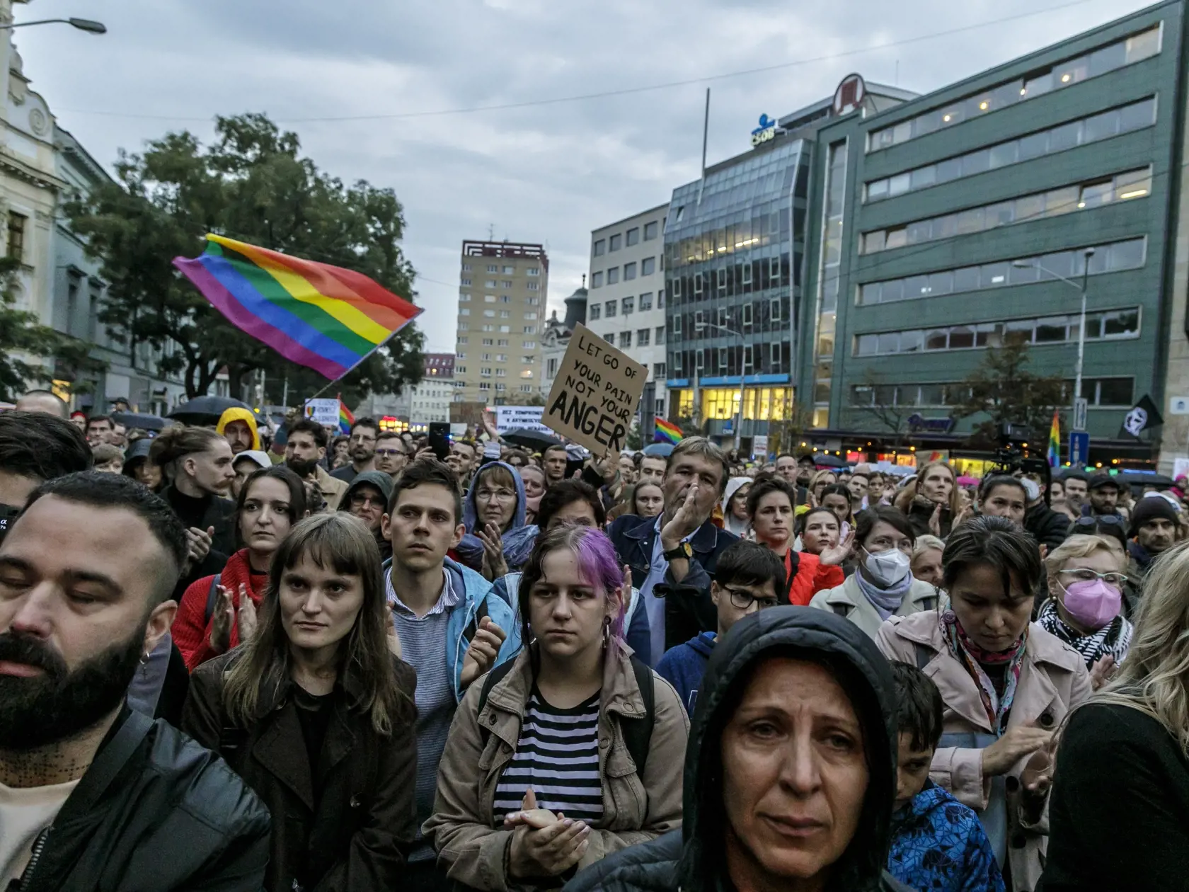 Snímka z pochodu za odsúdenie nenávisti voči LGBTI komunite v Bratislave 14. októbra 2022. Sprievod zo Zámockej ulice na Námestie SNP za obete tragédie zorganizovali Iniciatíva Inakosť a Dúhový Pride Bratislava. FOTO TASR - Dano Veselský