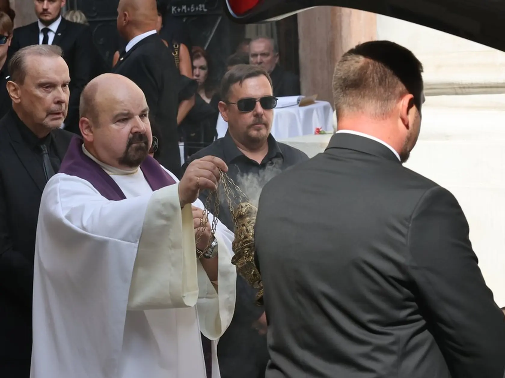Rímskokatolícky kňaz Jiří Veith s vdovcom Štefanom Margitom vyprevádzajú Hanku Zagorovú.