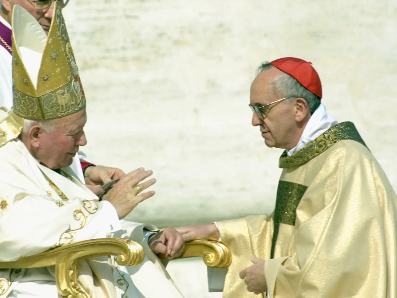 Pápež Ján Pavol II. s pápežom Františkom na fotke z roku 2001