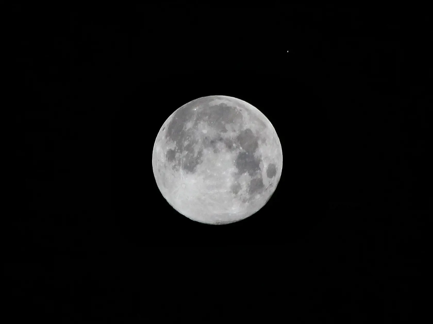 Vlčí mesiac a za ním žiariaci Mars.