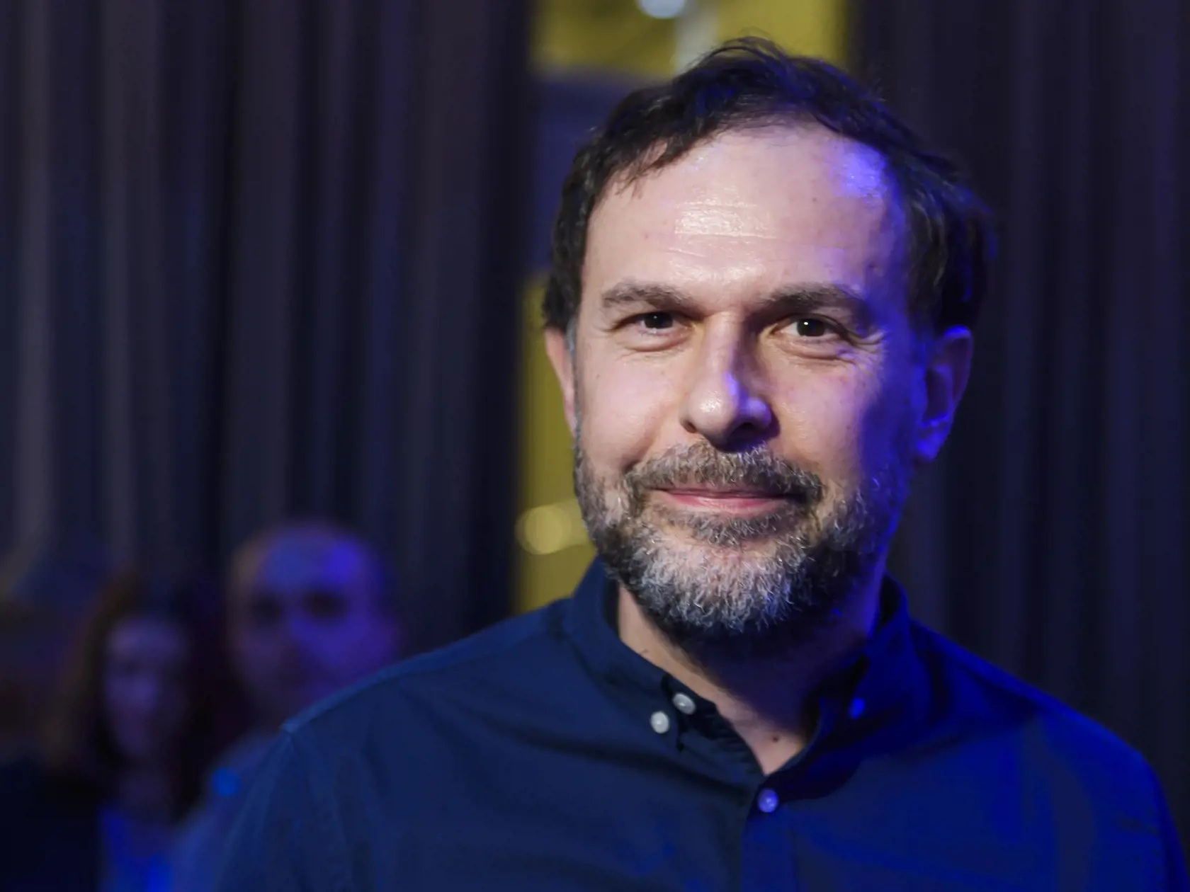 Na Slovensku sa v sobotu konalo v poradí šieste druhé kolo priamej voľby prezidenta Slovenskej republiky. Postúpili do neho Ivan Korčok a Peter Pellegrini. Na snímke herec Juraj Kemka prichádza do volebnej centrály kandidáta na prezidenta Ivana Korčoka v Bratislave 6. apríla 2024. FOTO TASR - Jaroslav Novák