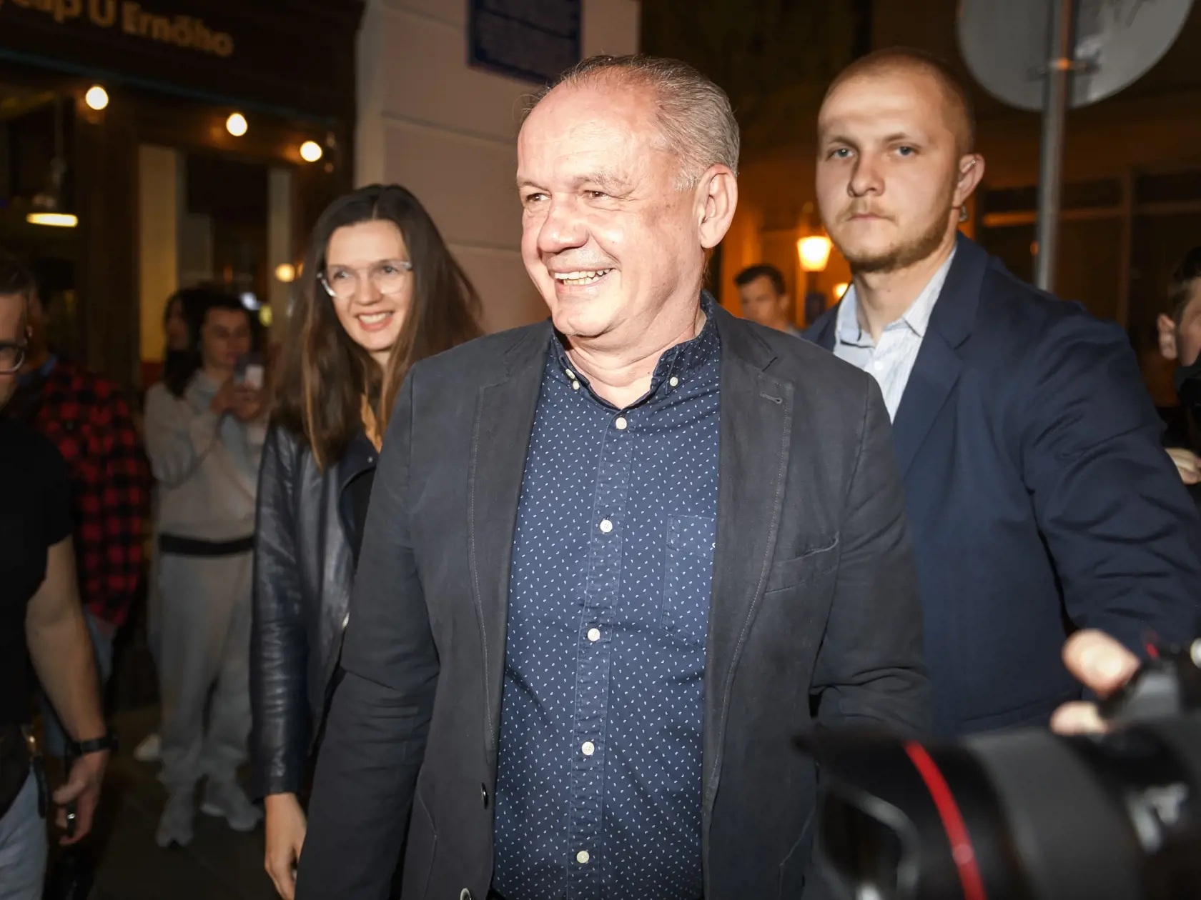 Na Slovensku sa v sobotu konalo v poradí šieste druhé kolo priamej voľby prezidenta Slovenskej republiky. Postúpili do neho Ivan Korčok a Peter Pellegrini. Na snímke exprezident Andrej Kiska prichádza do volebnej centrály kandidáta na prezidenta Ivana Korčoka v Bratislave 6. apríla 2024. FOTO TASR - Jaroslav Novák
