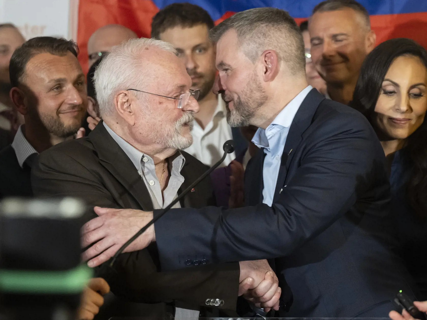  Na Slovensku sa v sobotu konalo v poradí šieste druhé kolo priamej voľby prezidenta Slovenskej republiky. Postúpili do neho Ivan Korčok a Peter Pellegrini. Na snímke predseda Národnej rady (NR) SR a kandidát na prezidenta SR Peter Pellegrini (vpravo) reaguje na predbežné neoficiálne výsledky vo volebnej centrále, vľavo mu gratuluje bývalý prezident SR Ivan Gašparovič v nedeľu 7. apríla 2024 v Bratislave. Neoficiálnym víťazom druhého kola prezidentských volieb je Peter Pellegrini s podporou 55,0