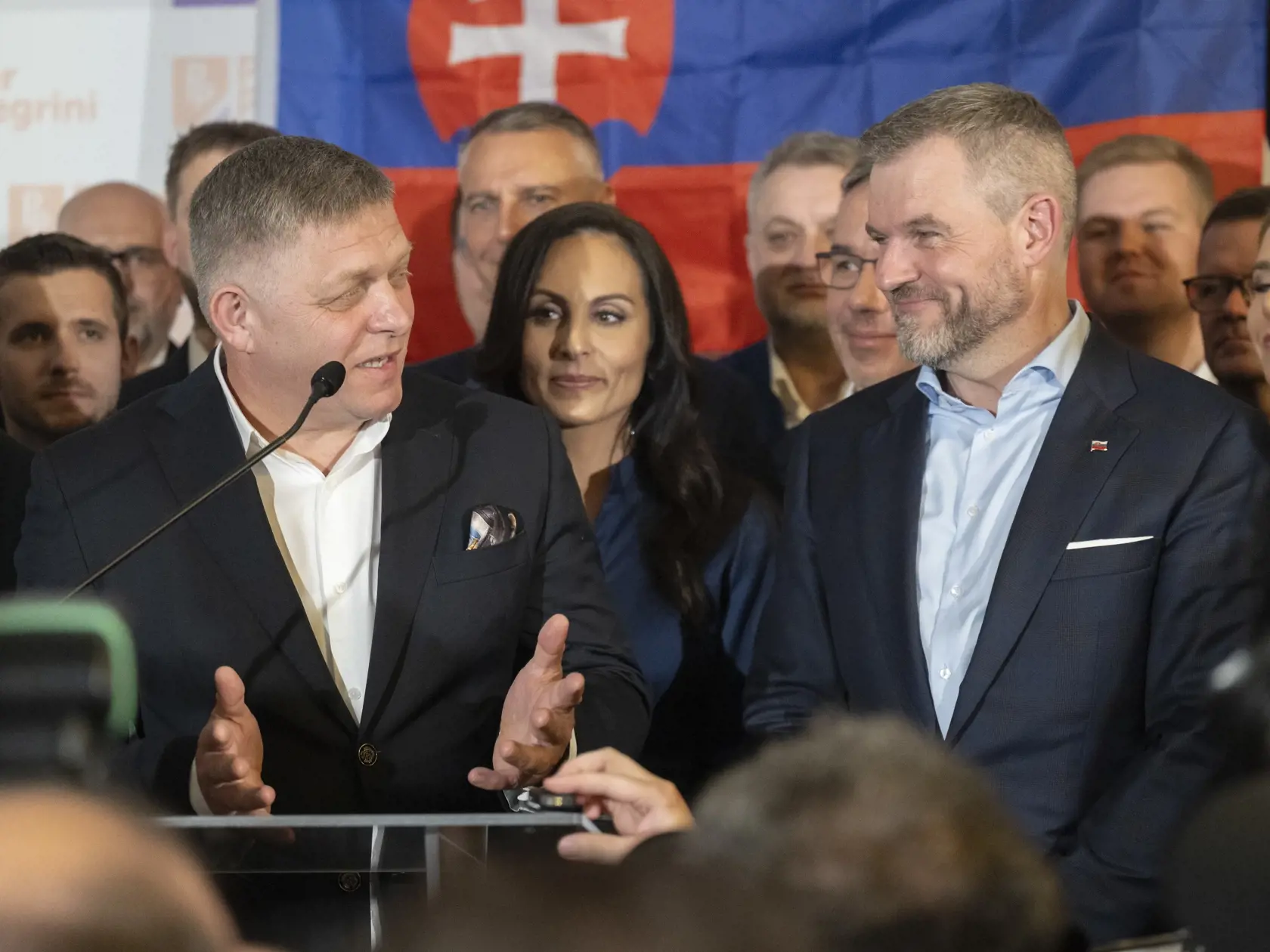  Na Slovensku sa v sobotu konalo v poradí šieste druhé kolo priamej voľby prezidenta Slovenskej republiky. Postúpili do neho Ivan Korčok a Peter Pellegrini. Na snímke predseda Národnej rady (NR) SR a kandidát na prezidenta SR Peter Pellegrini (vpravo) reaguje na predbežné neoficiálne výsledky vo volebnej centrále, vľavo premiér SR Robert Fico v nedeľu 7. apríla 2024 v Bratislave. Neoficiálnym víťazom druhého kola prezidentských volieb je Peter Pellegrini s podporou 55,02 percenta. Ivan Korčok zí