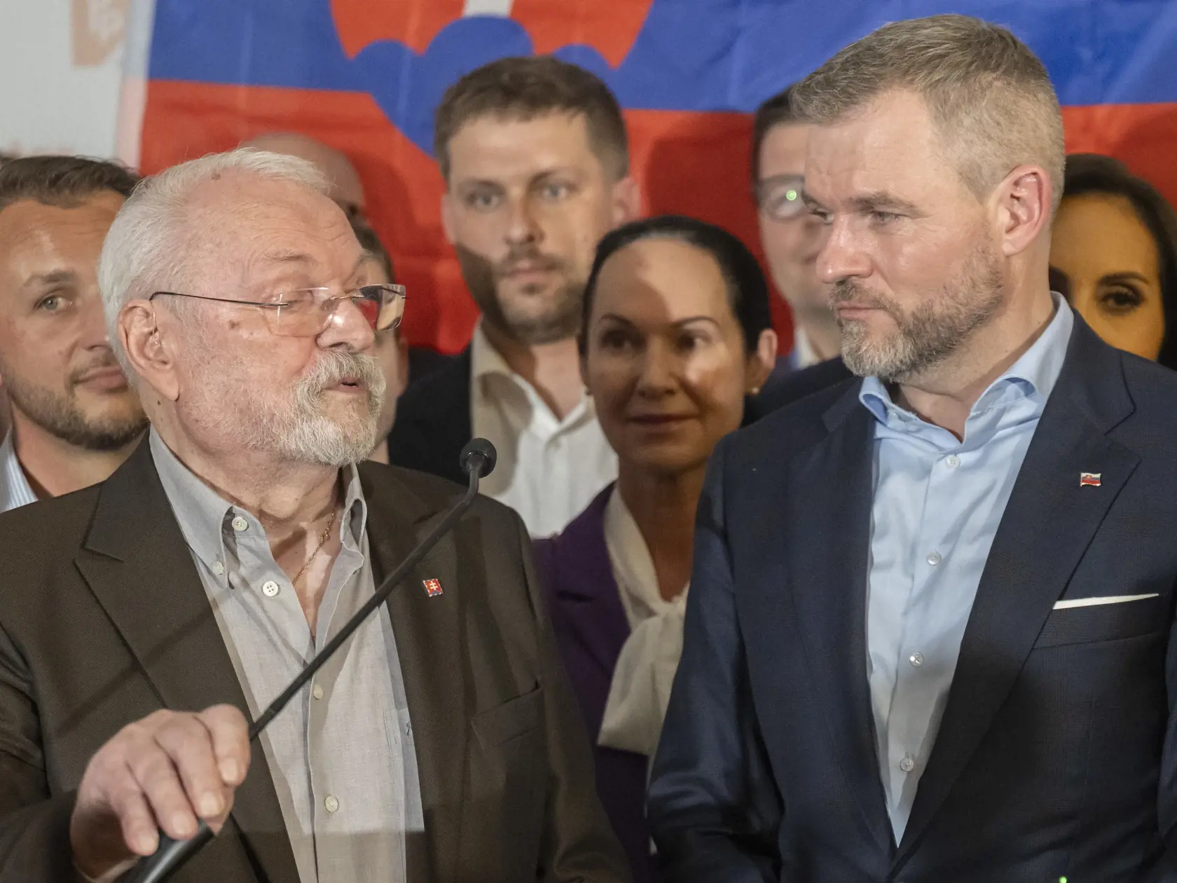  Na Slovensku sa v sobotu konalo v poradí šieste druhé kolo priamej voľby prezidenta Slovenskej republiky. Postúpili do neho Ivan Korčok a Peter Pellegrini. Na snímke predseda Národnej rady (NR) SR a kandidát na prezidenta SR Peter Pellegrini (vpravo) reaguje na predbežné neoficiálne výsledky vo volebnej centrále, vľavo mu gratuluje bývalý prezident SR Ivan Gašparovič v nedeľu 7. apríla 2024 v Bratislave. Neoficiálnym víťazom druhého kola prezidentských volieb je Peter Pellegrini s podporou 55,0