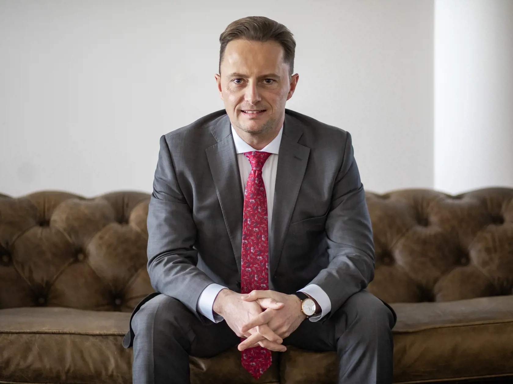 Politológ Miroslav Řádek. Pôsobí na Katedre politológie Trenčianskej univerzity Alexandra Dubčeka v Trenčíne. Je stálym politickým analytikom denníka Plus JEDEN DEŇ.