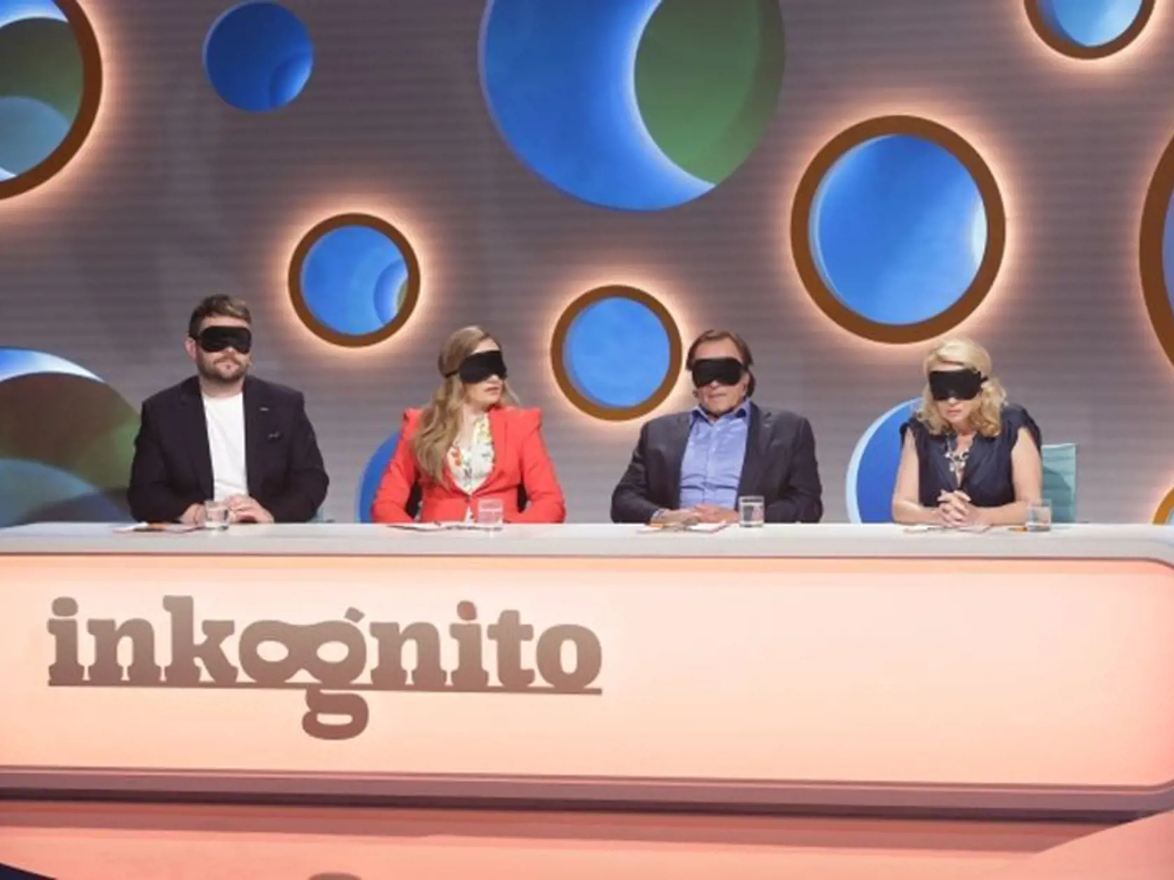 Obľúbený moderátor Vlado Voštinár zabáva divákov JOJ-ky v relácii Inkognito.