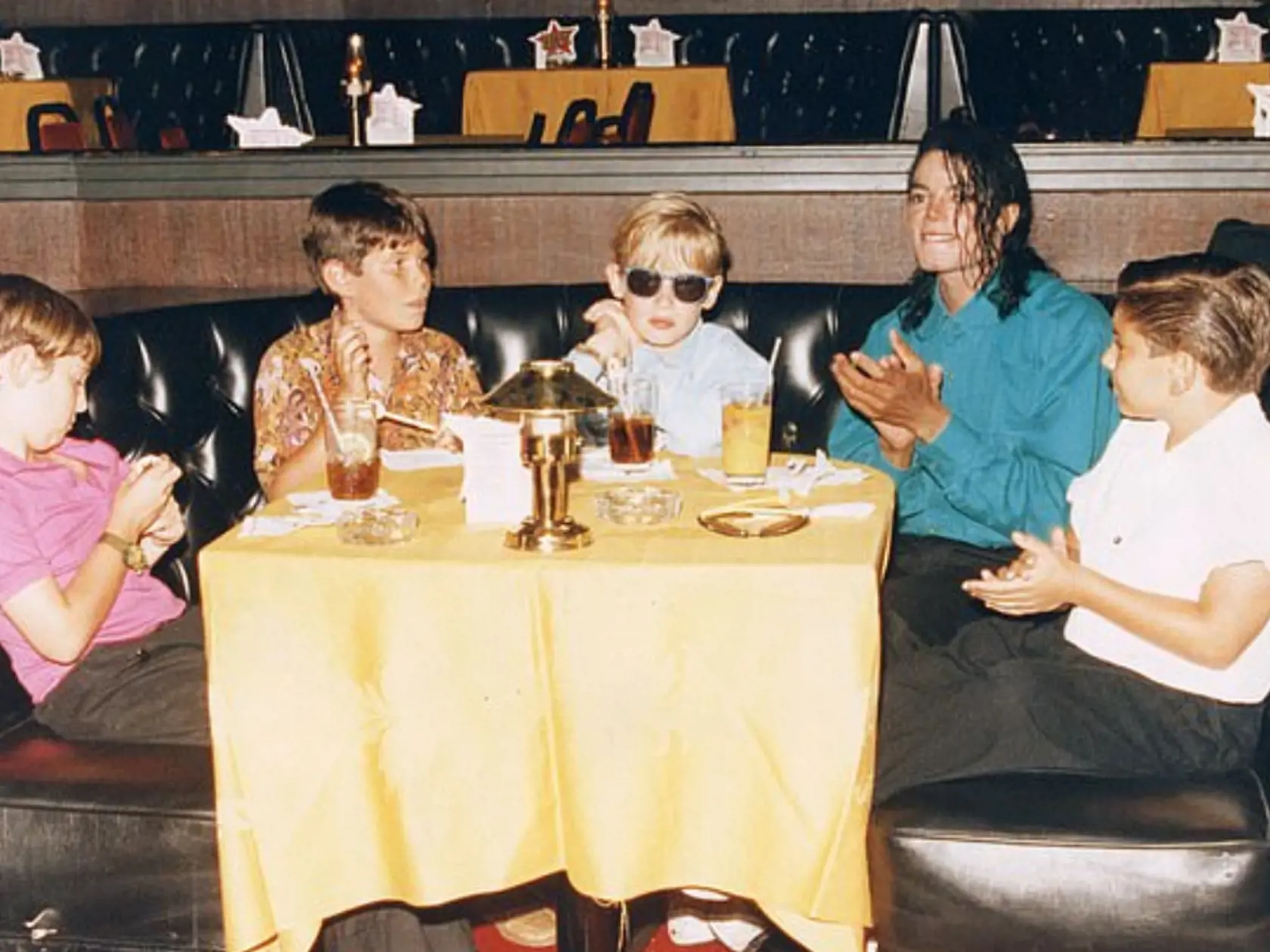 na fotografii Macaulay Culkin ( v strede ) a Michael jackson v roku 1991.