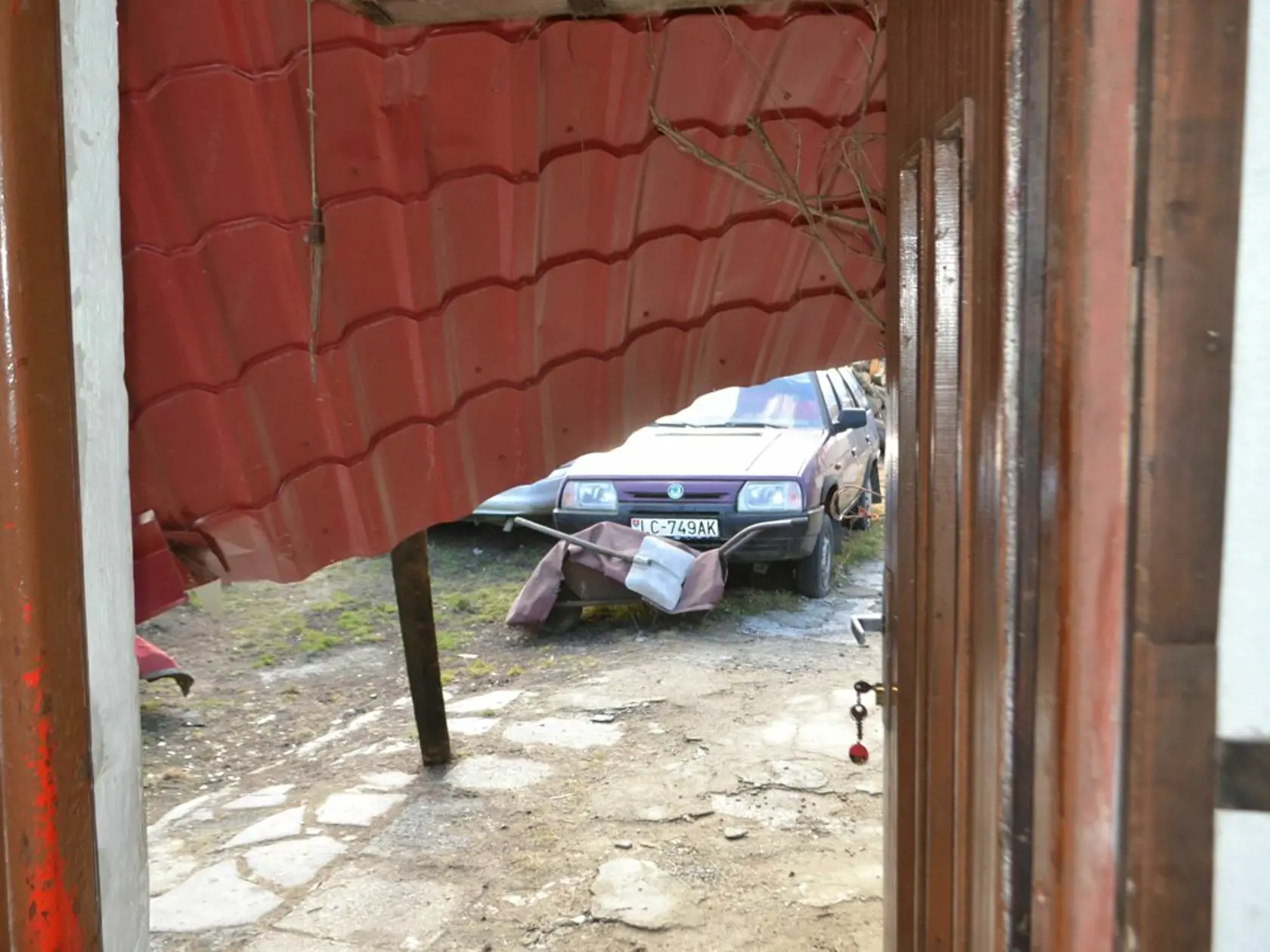 Jozef s vnukmi. Na Vianoce 2017 im strechu a dve izby zničil požiar. Teraz im strechu strhla víchrica.