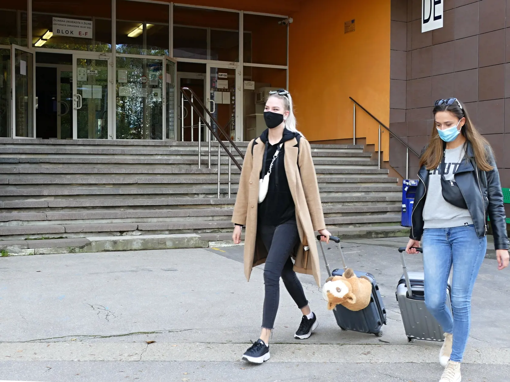 Väčšina žiakov sa musí vzdelávať dištančne.