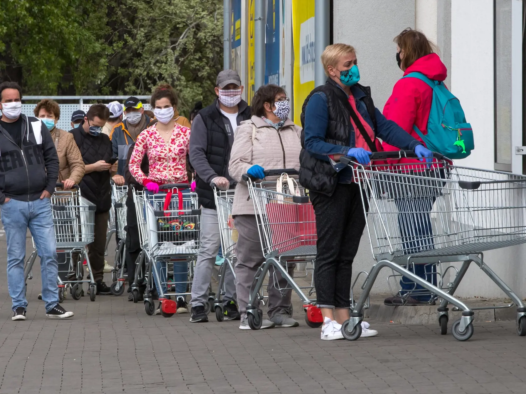Zákaz vychádzania sa nevzťahuje na zadováženie nevyhnutných potrieb ako sú potraviny, drogéria či lieky.