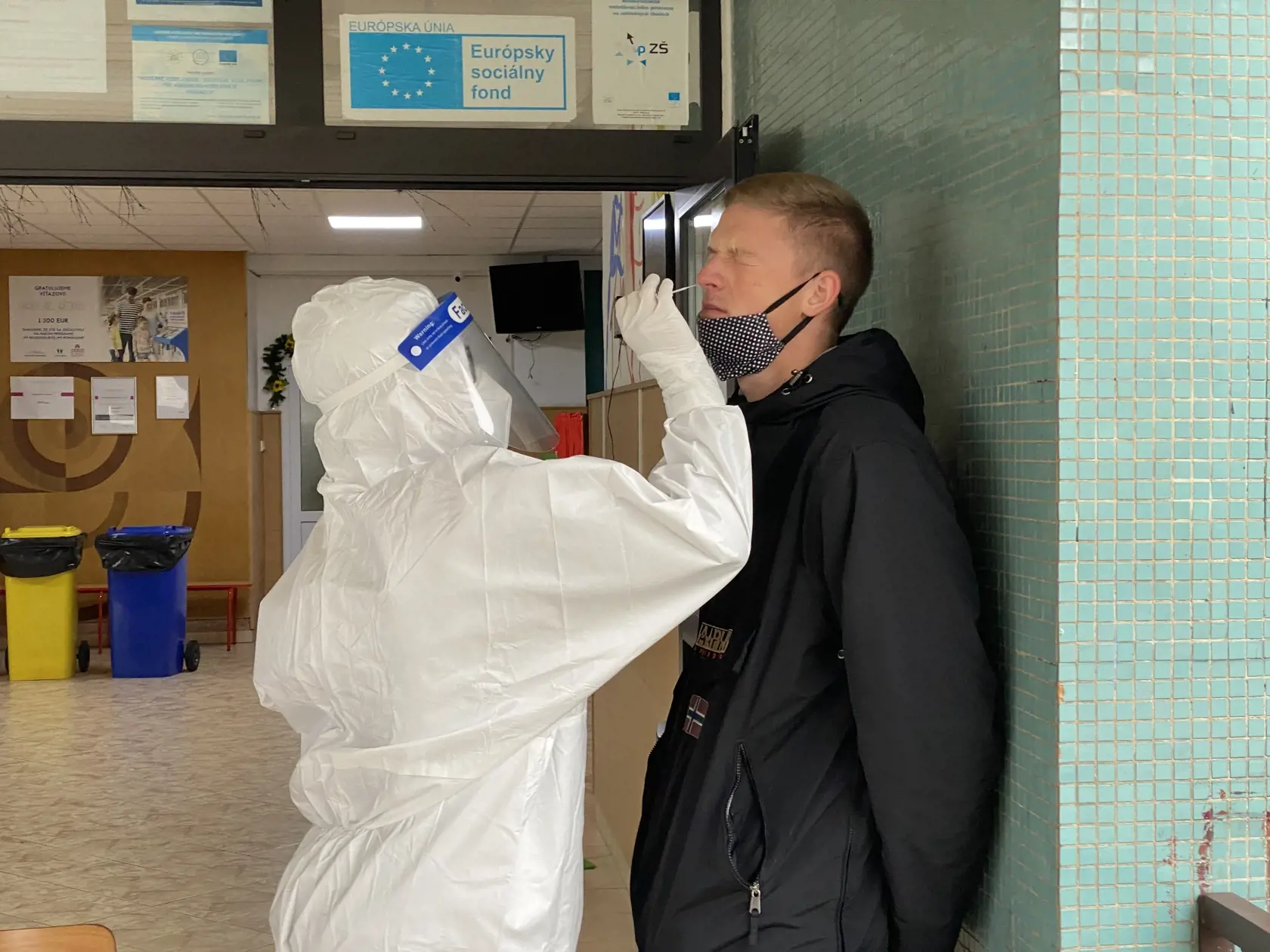 Na Orave a v Bardejove sa začalo pilotné celoplošné testovania na ochorenie COVID-19, ktoré potrvá do nedele 25.októbra 2020. Otestovaných by malo byť asi 180.000 osôb v rámci 235 odberných miest. Na testovaní sa bude podieľať viac ako 2500 vojakov, policajtov, hasičov, zdravotníkov a administratívnych pracovníkov. Na snímke testovanie v Bardejove 23. októbra 2020. EASYFOTO TASR - Maroš Černý