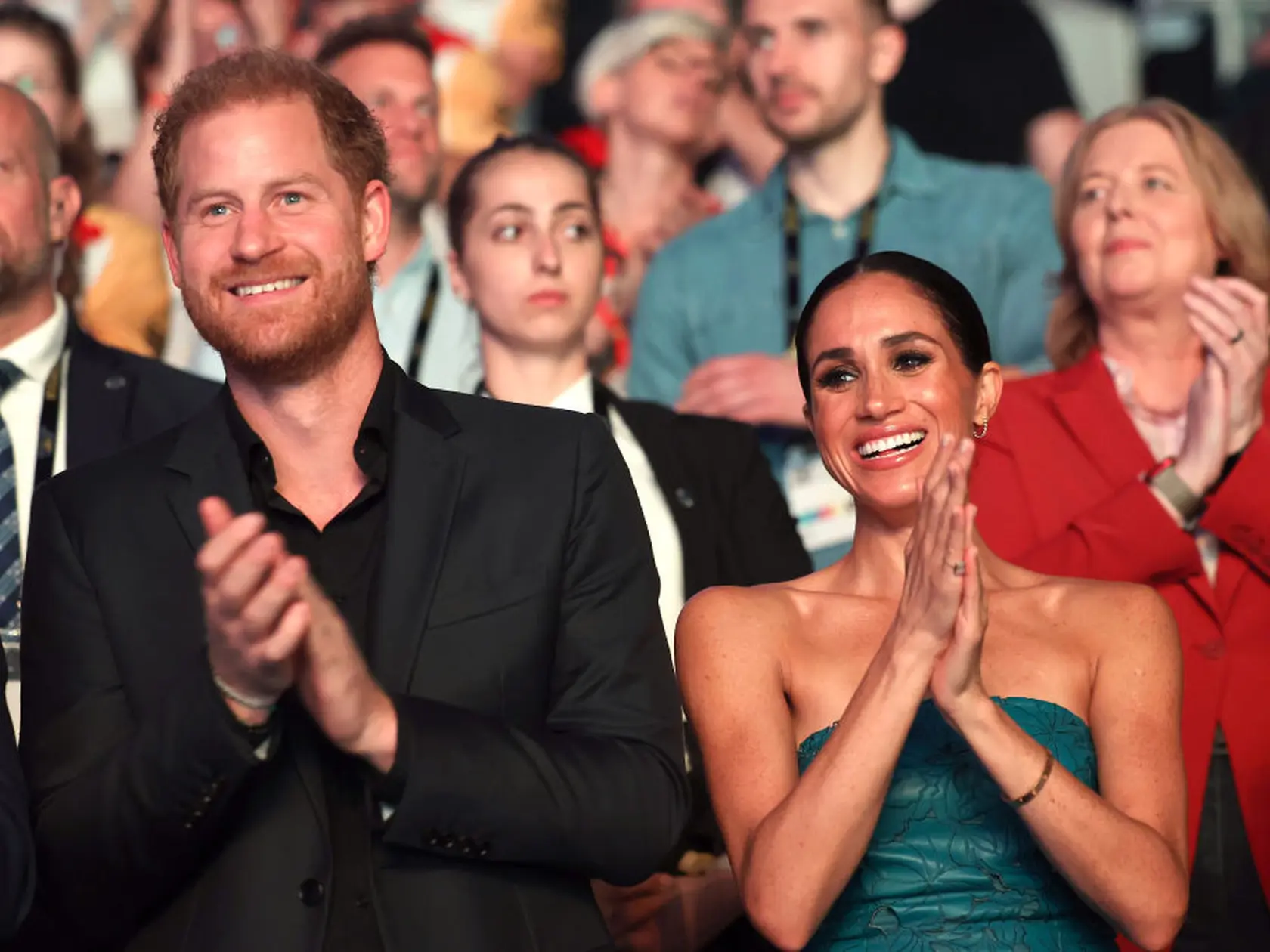 Meghan Markle a Kate Middleton sa pred kráľovskou svadbou Meghan a princa Harryho v roku 2018 pohádali kvôli šatám pre družičky. Meghan popiera, že by sa správala nevhodne a tvrdí, že ona je tá, ktorej ublížili.