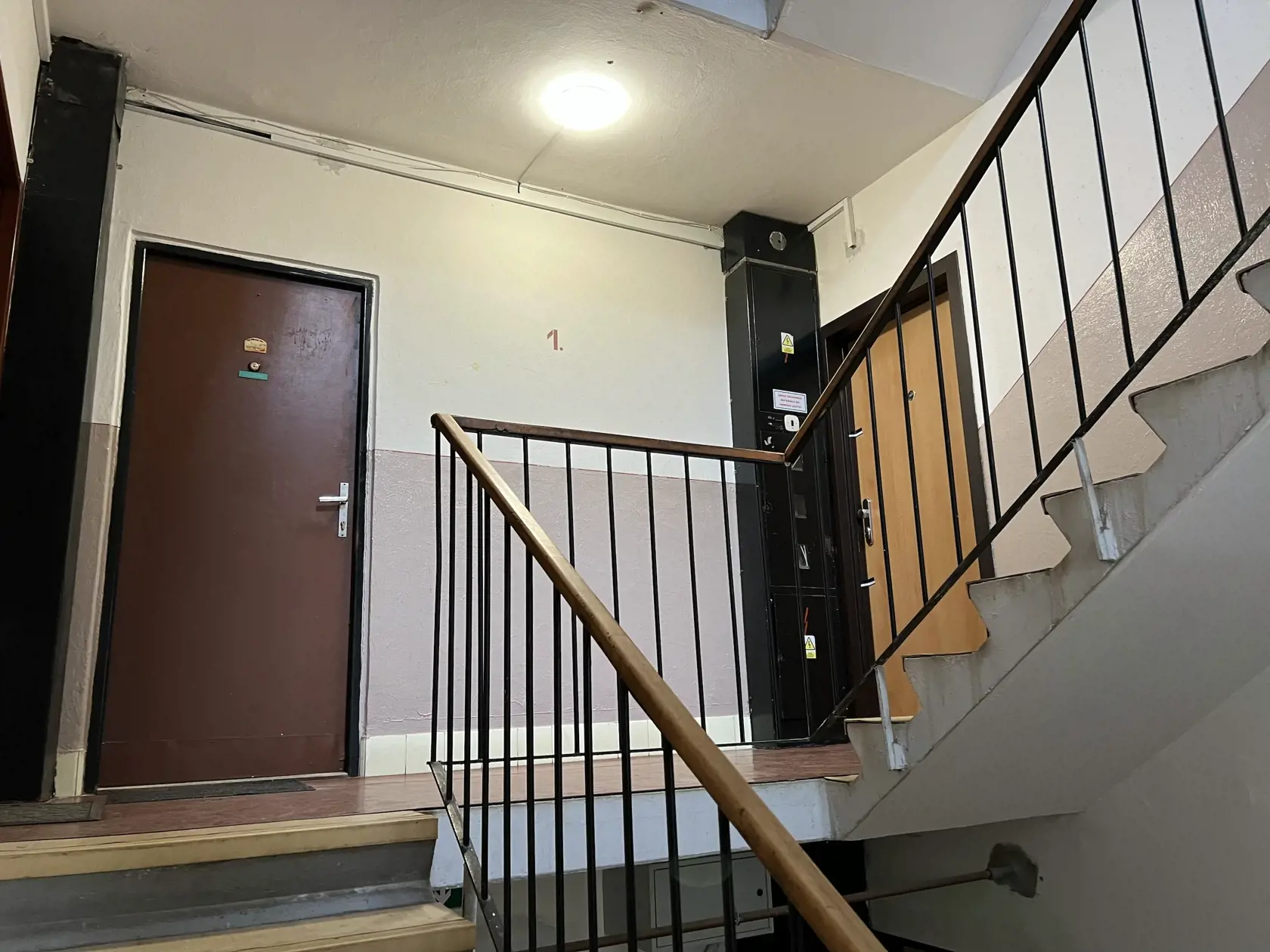 Ako dodala, polícia zadržala osoby podozrivé zo skutku, obvinenie voči konkrétnej osobe alebo osobám zatiaľ polícia nevzniesla. Podľa informácii denníka Plus jeden deň malo ísť o Ukrajinca. V byte sa s ním nachádzala aj jeho manželka, tiež Ukrajinka a jej mama, ktoré polícia okamžite zobrala na výsluch.