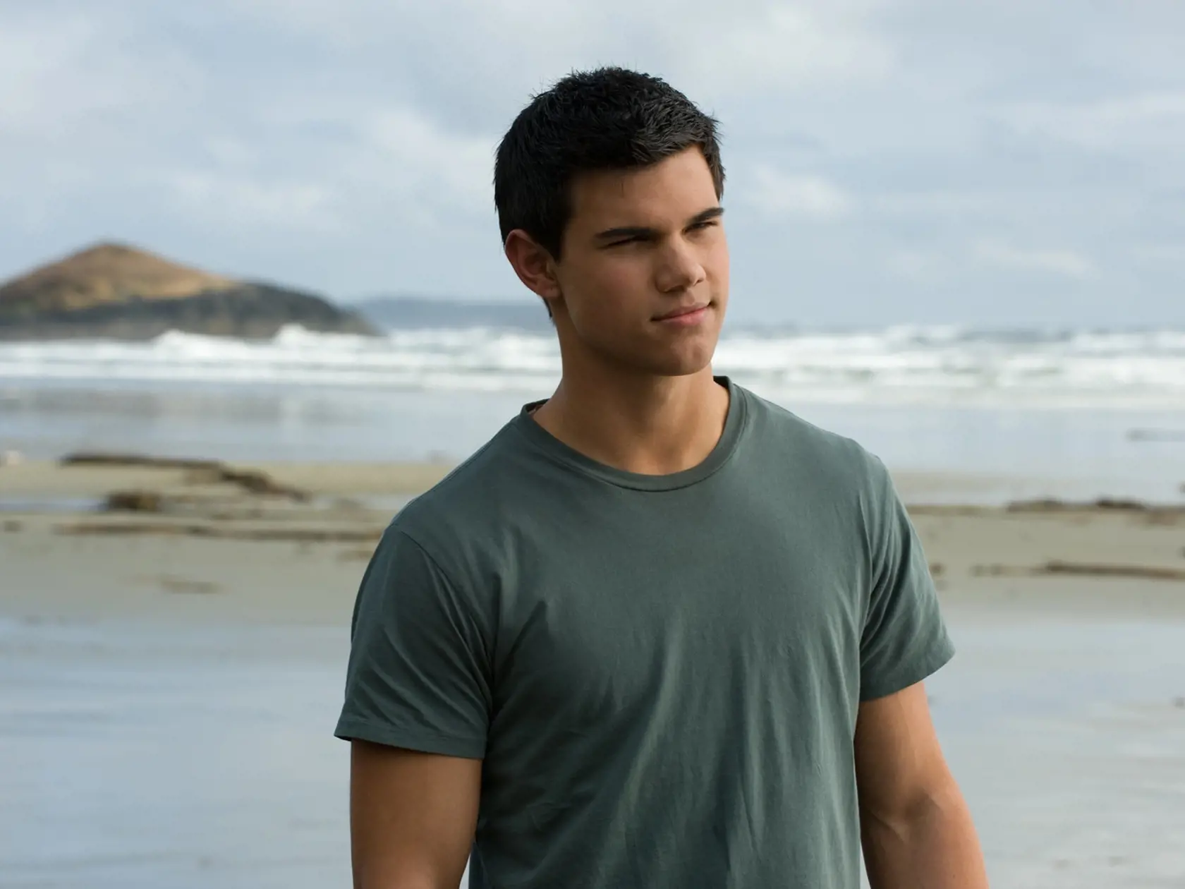 Séria Twilight pritiahla k obrazovkám milióny fanúšičiek. Dôvodom však nebol len nebezpečný upír Robert Pattinson, ale aj vlkolak Taylor Lautner, ktorý sa rovnako usiloval o srdce krásnej Belly (Kristen Stewart).