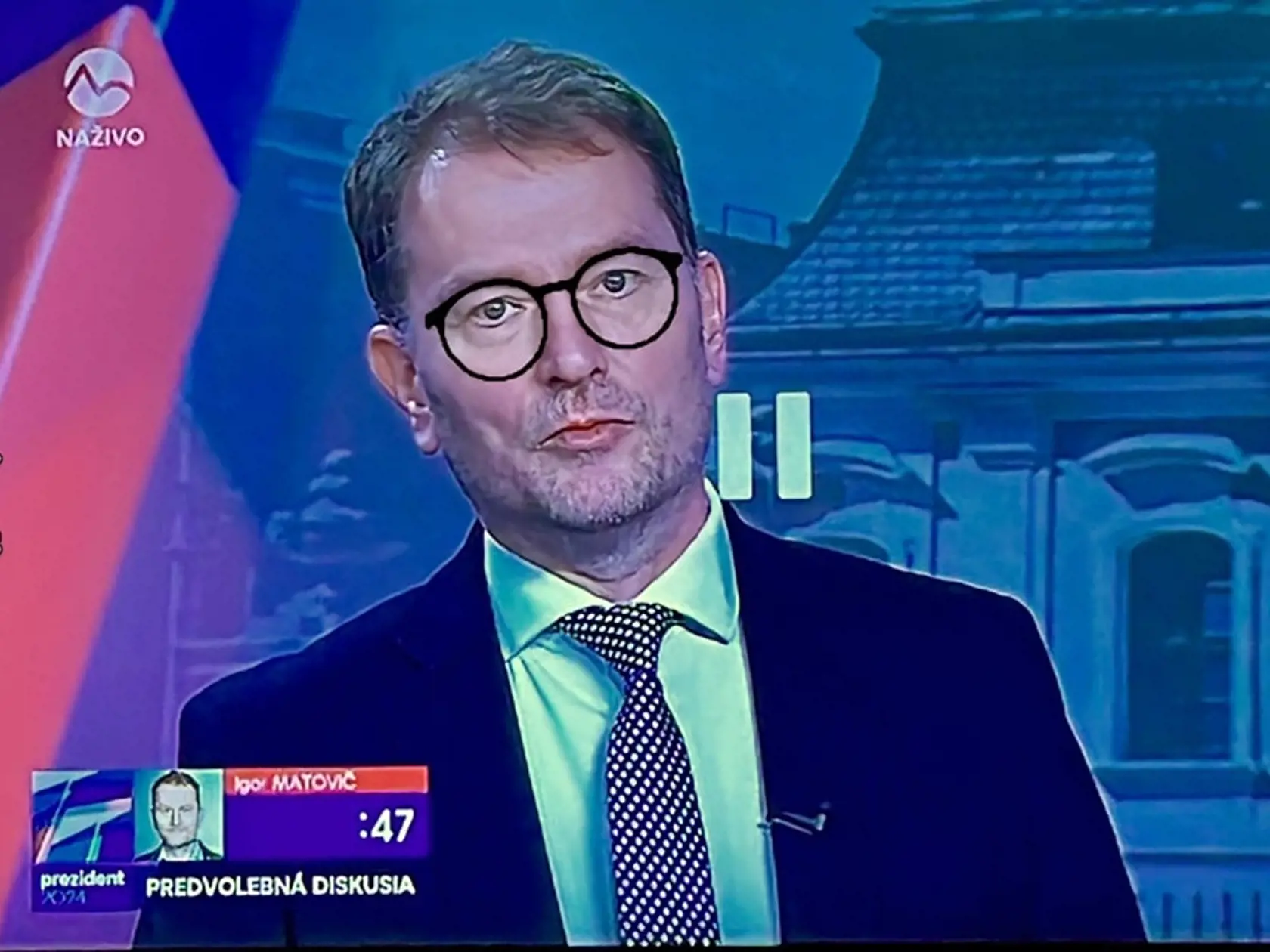 Škoda vyslovovať jeho meno, všetci hádam viete o koho ide, veď má tie okuliare a ako prezidentský kandidát je aj v telke. Mimochodom, hovorí si bobkový list. Takže, čo viac potrebujete vedie, že áno?