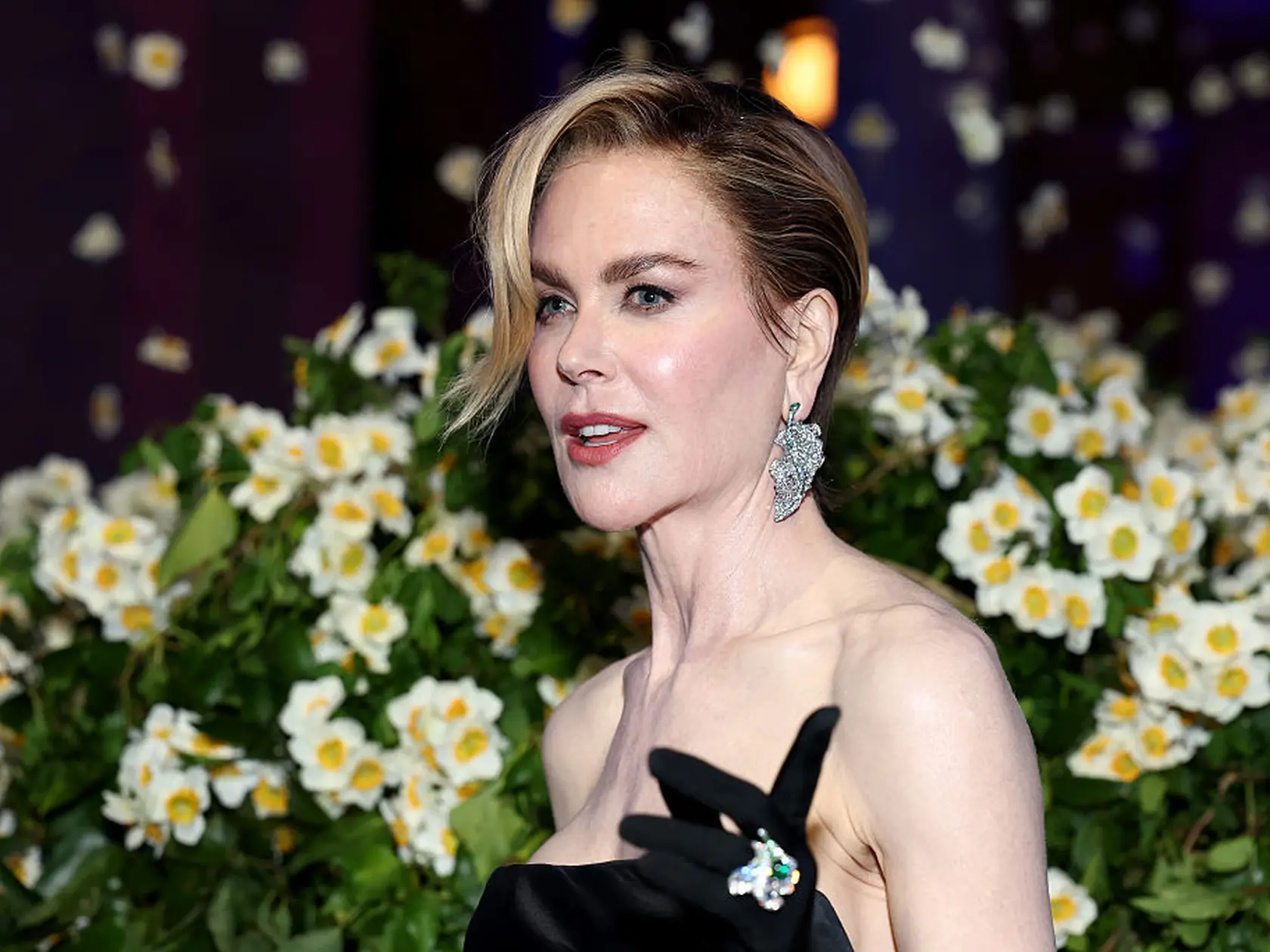 Nicole Kidman zaujala na Met Gala účesom. Spredu to vyzeralo, že má vlasy zopnuté do copu.