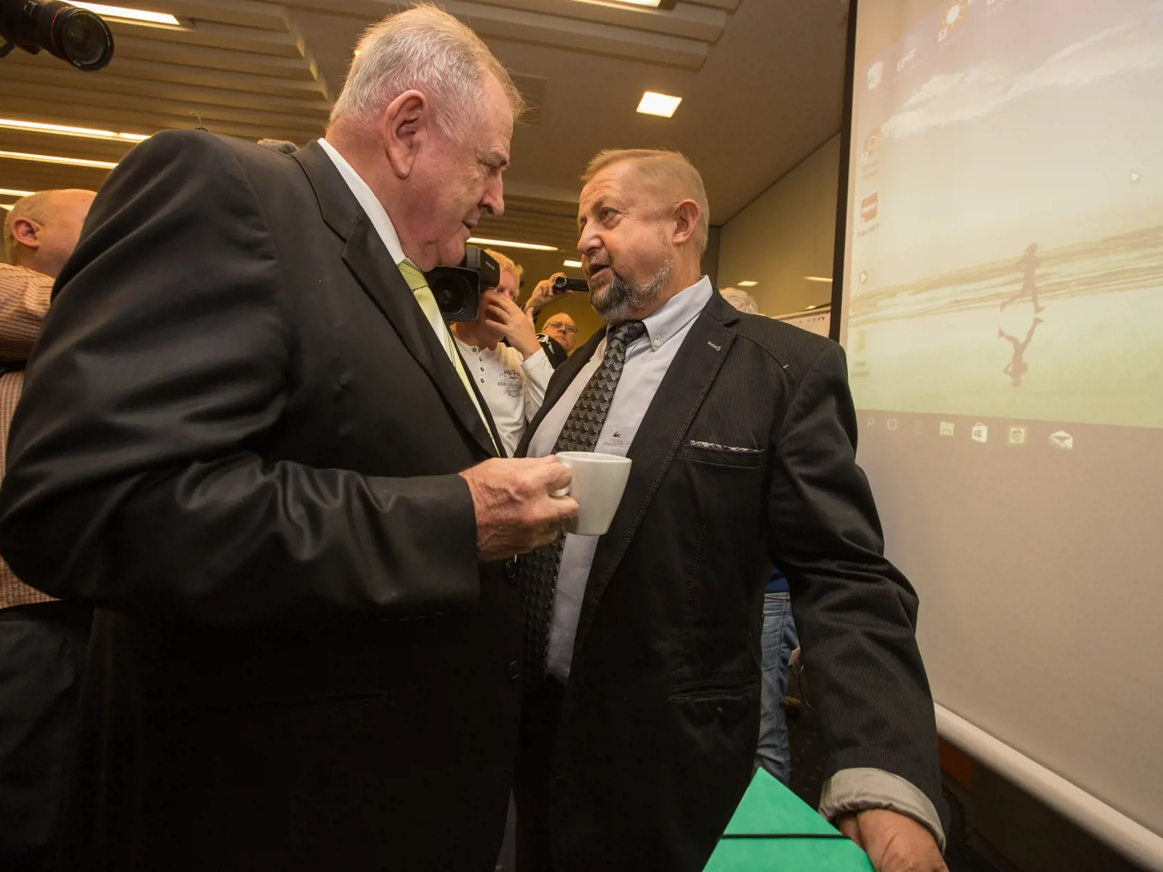 Sudca Najvyššieho súdu a súčasný prezidentský kandidát Štefan Harabin sa nikdy netajil sympatiami k bývalému predsedovi vlády Vladimírovi Mečiarovi. 