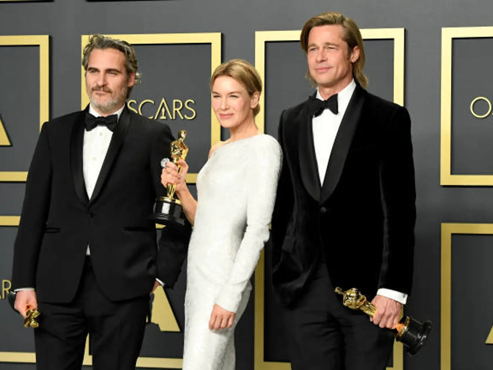 Vítazi Oscarov 2020, zľava: Joaquin Phoenix (NAJ herec v hlavnej úlohe), Renee Zellweger (NAJ herečka v hlavnej úlohe) a Brad Pitt (NAJ herec vo vedľajšej úlohe).