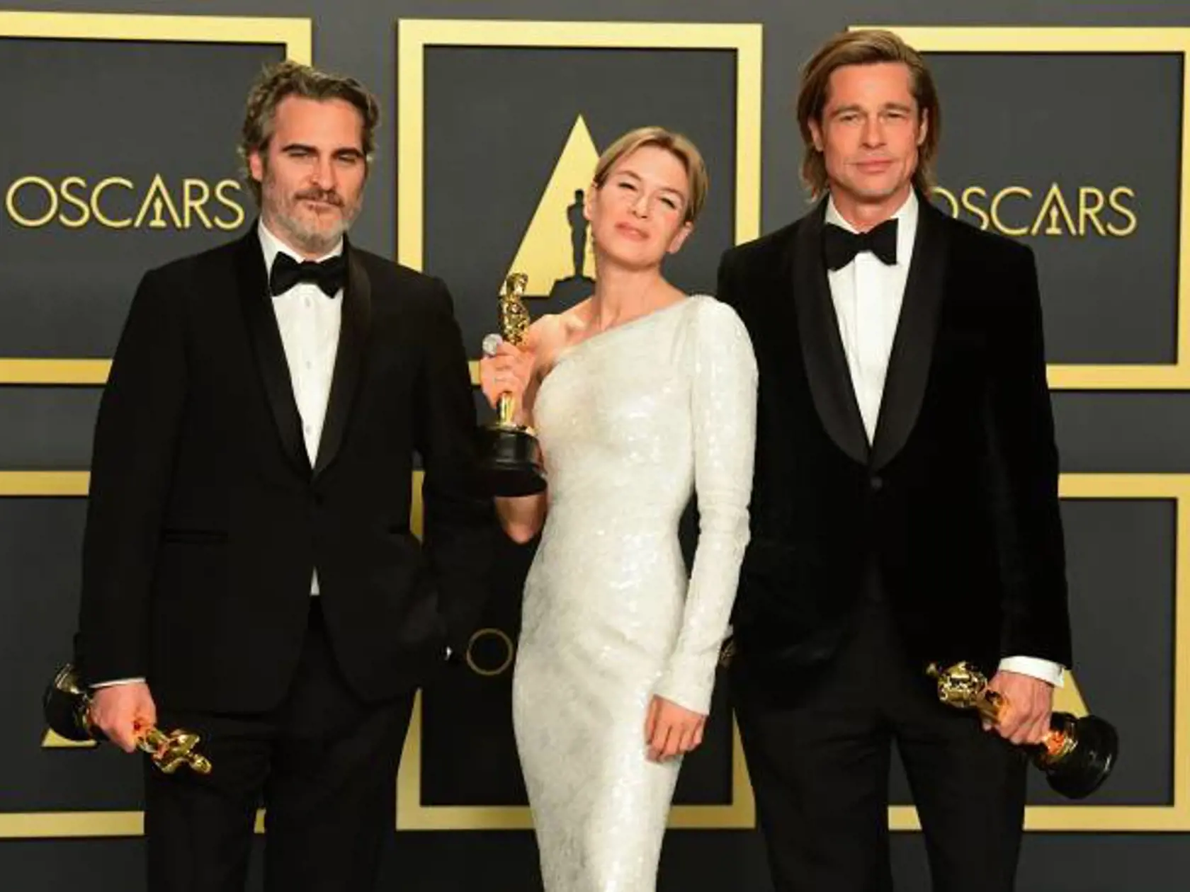 Vítazi Oscarov 2020, zľava: Joaquin Phoenix (NAJ herec v hlavnej úlohe), Renee Zellweger (NAJ herečka v hlavnej úlohe) a Brad Pitt (NAJ herec vo vedľajšej úlohe).