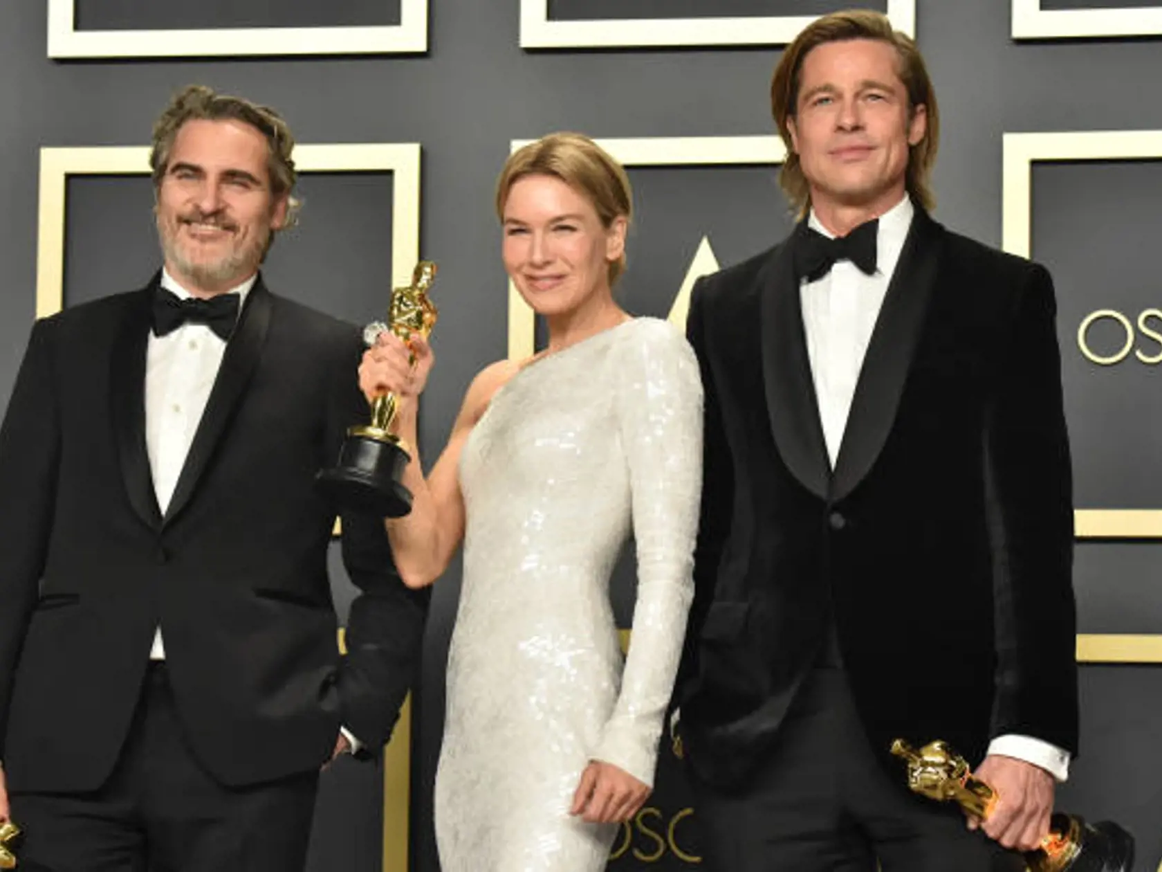 Vítazi Oscarov 2020, zľava: Joaquin Phoenix (NAJ herec v hlavnej úlohe), Renee Zellweger (NAJ herečka v hlavnej úlohe) a Brad Pitt (NAJ herec vo vedľajšej úlohe).