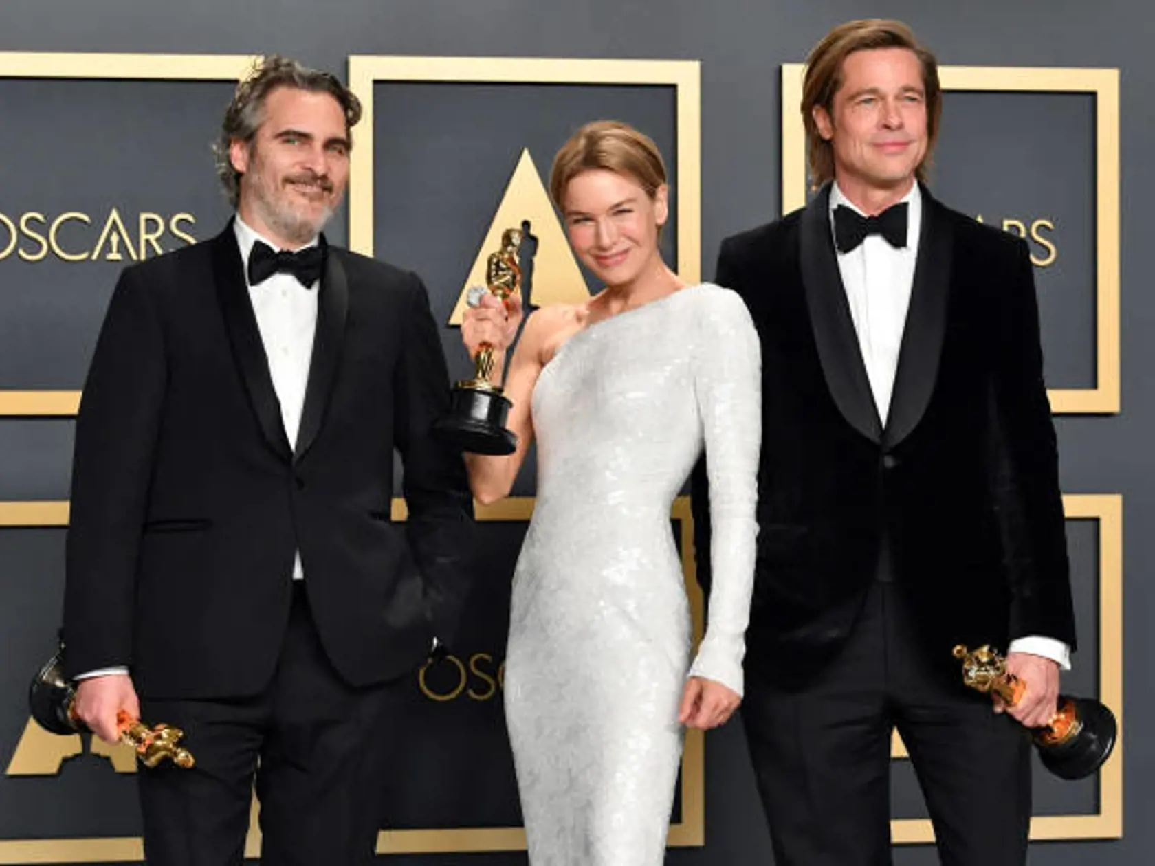 Vítazi Oscarov 2020, zľava: Joaquin Phoenix (NAJ herec v hlavnej úlohe), Renee Zellweger (NAJ herečka v hlavnej úlohe) a Brad Pitt (NAJ herec vo vedľajšej úlohe).